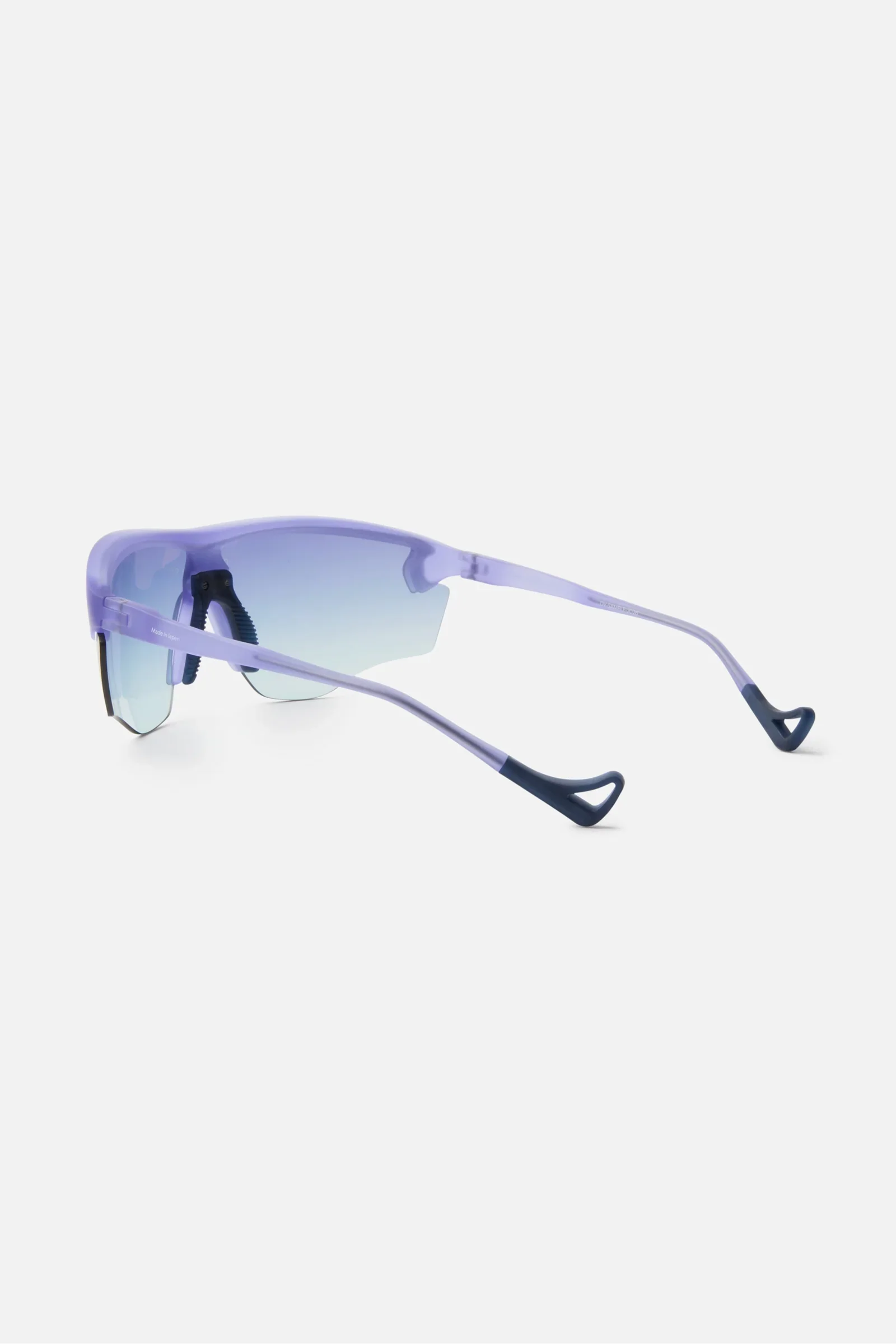 Junya_Periwinkle_Bluegradient_002.webp