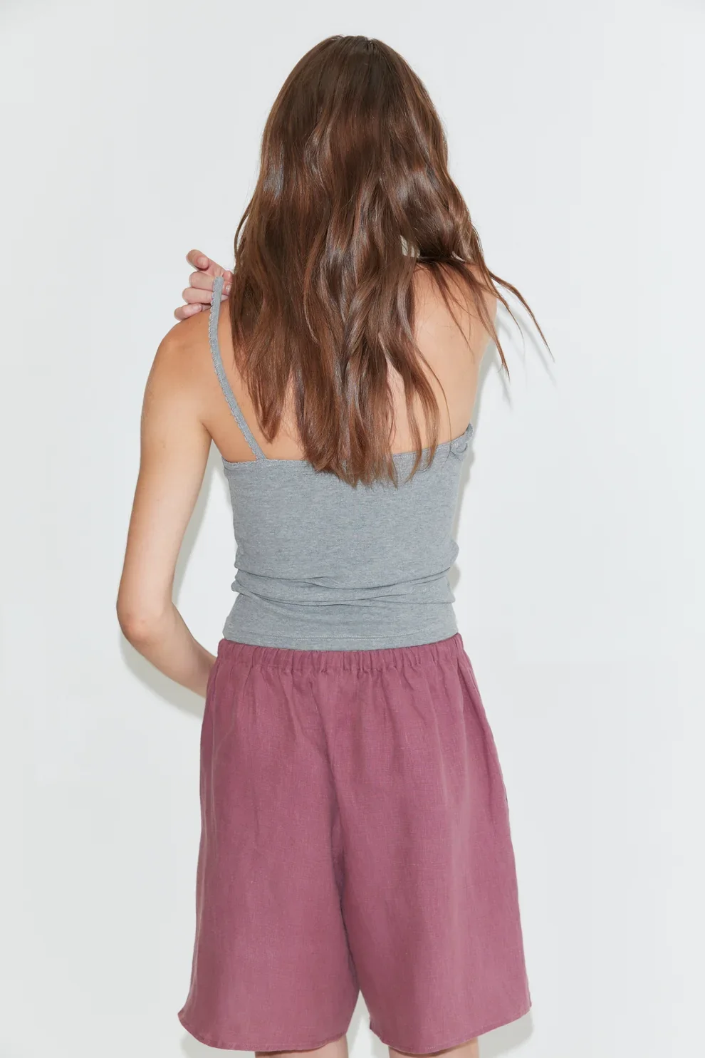 260107_DEIJI_04_SCALLOP_TANK_GREY_LINEN_MID_SHORT_RUST_4723.webp