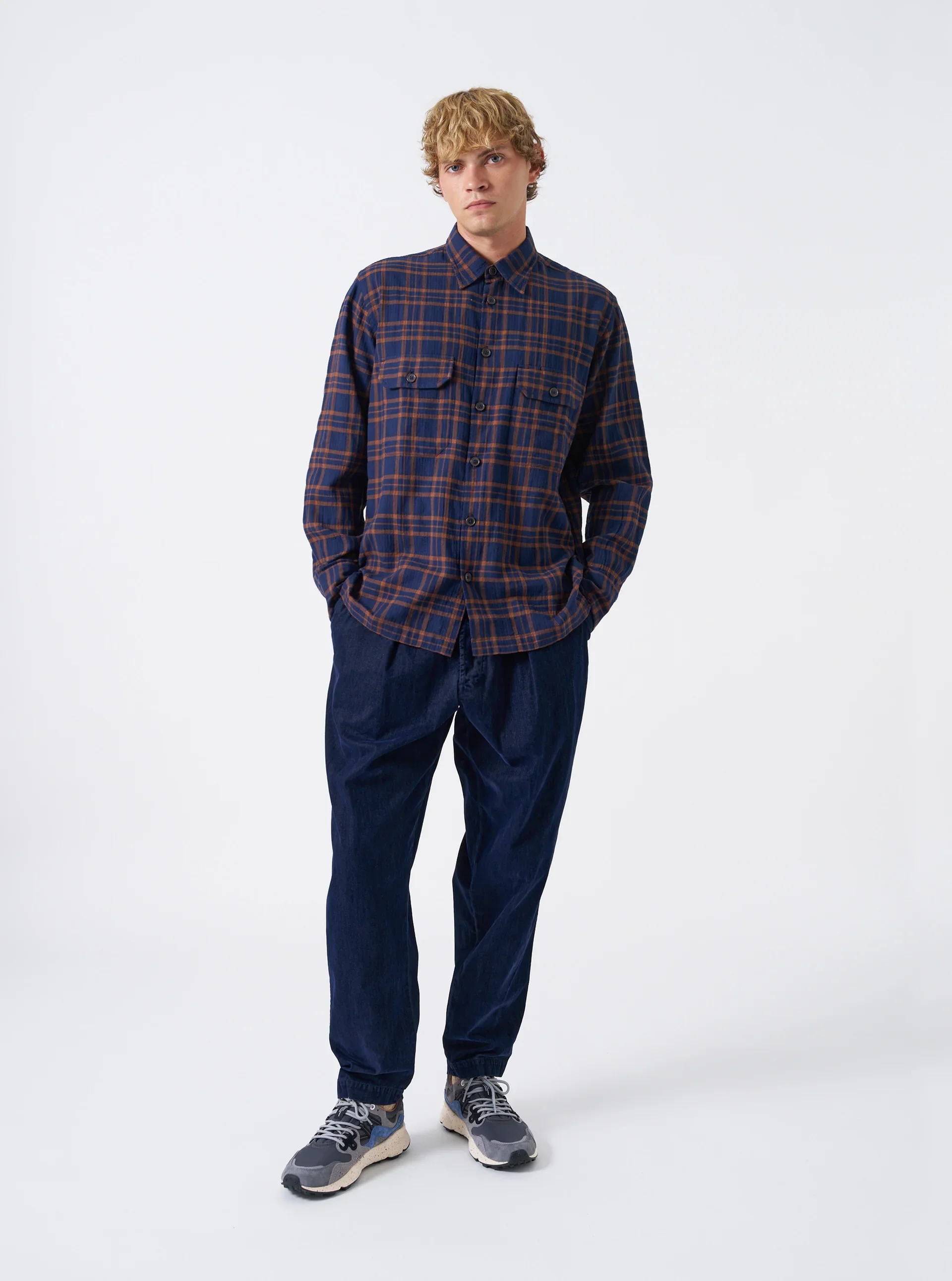 35147_young-check-navy-brown_model_1.webp