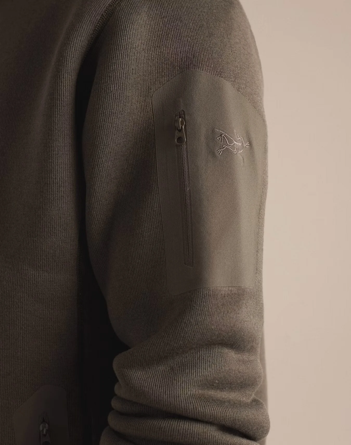 F26-X000010727-Covert-Cardigan-Mongoose-Heather-Fabric-Detail.jpg