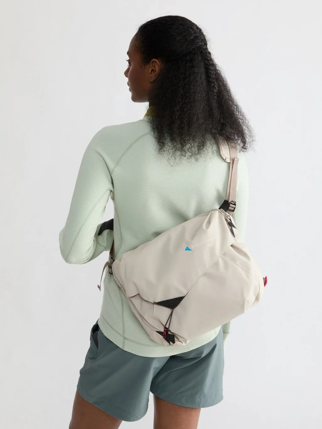 656_hs_LcFltcIUSxGkblpNTWNmkA_40460U21_Gaut_Messenger_Bag_Silver_Creme_013-full.webp