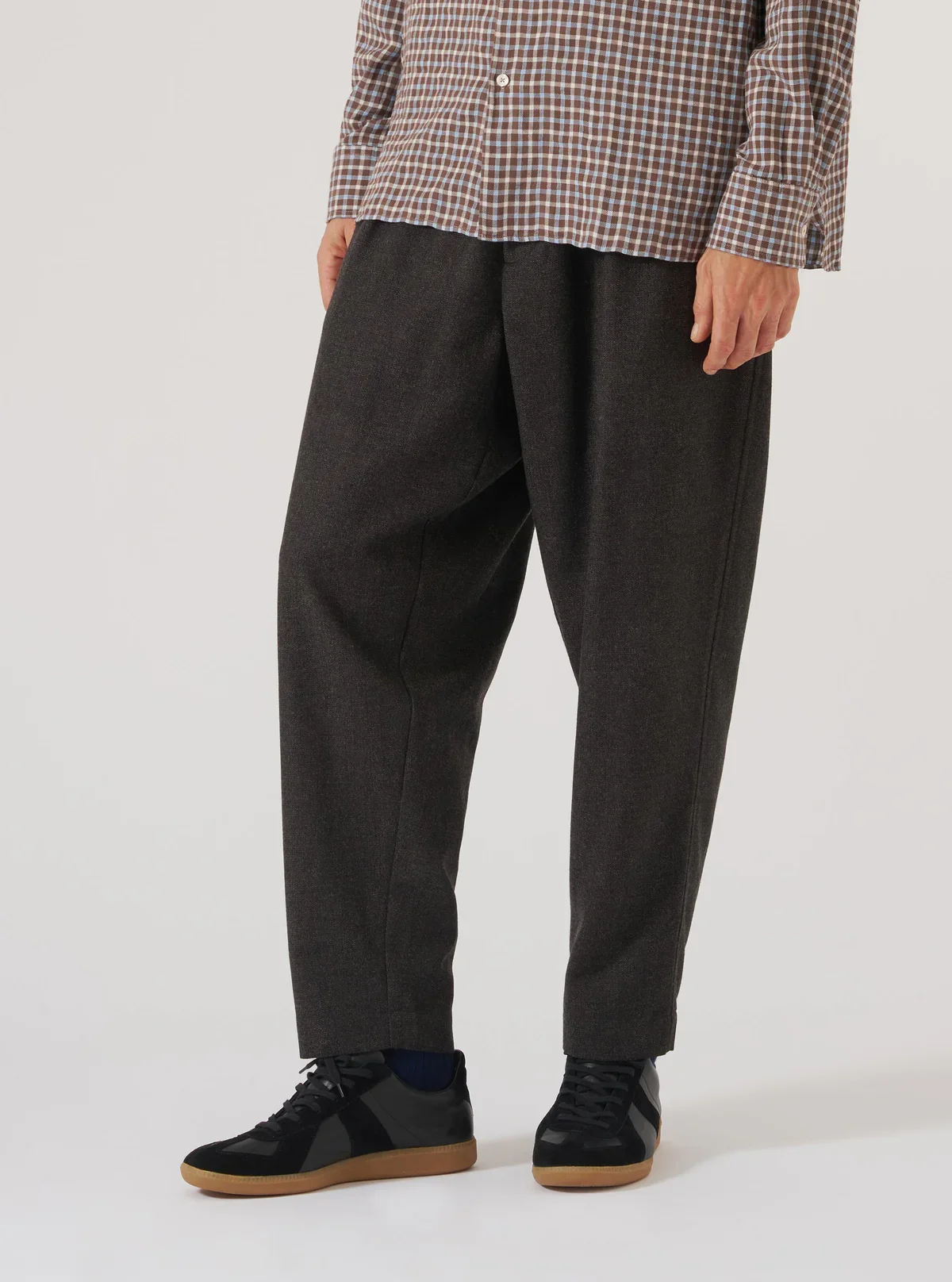 33656_upcycled-it-tweed-brown_model_1.webp