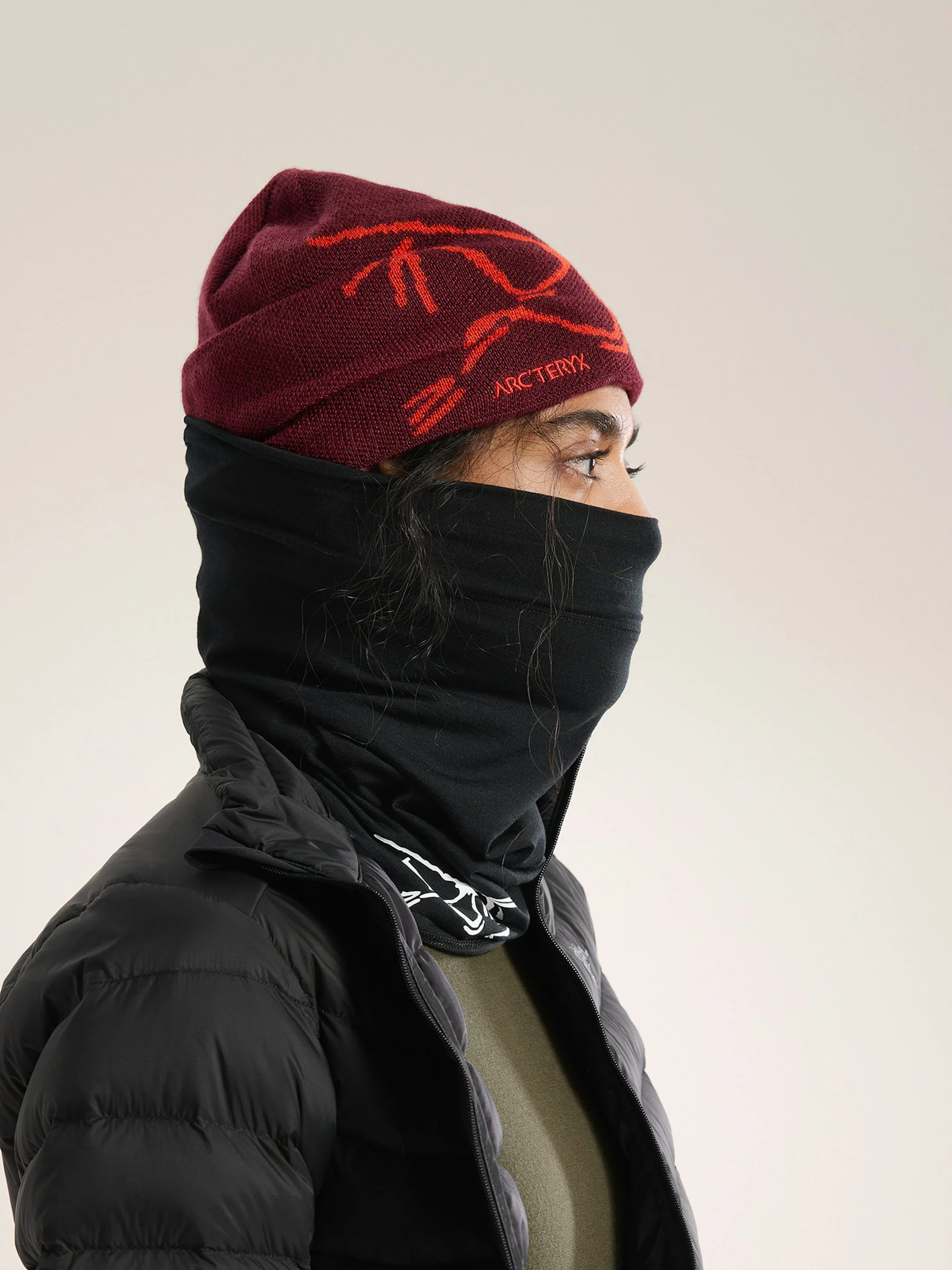F25-X000009937-Satoro-Merino-Neck-Gaiter-Black-Arctic-Silk-Side-View.jpg