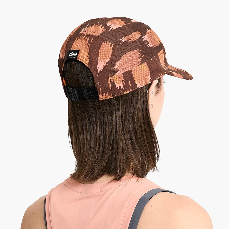 U-2-CA-0378-CHBR011_GOCapSC-Field-AllOverPrint-Cheetah-Oak_D3_2026_STUD3.webp