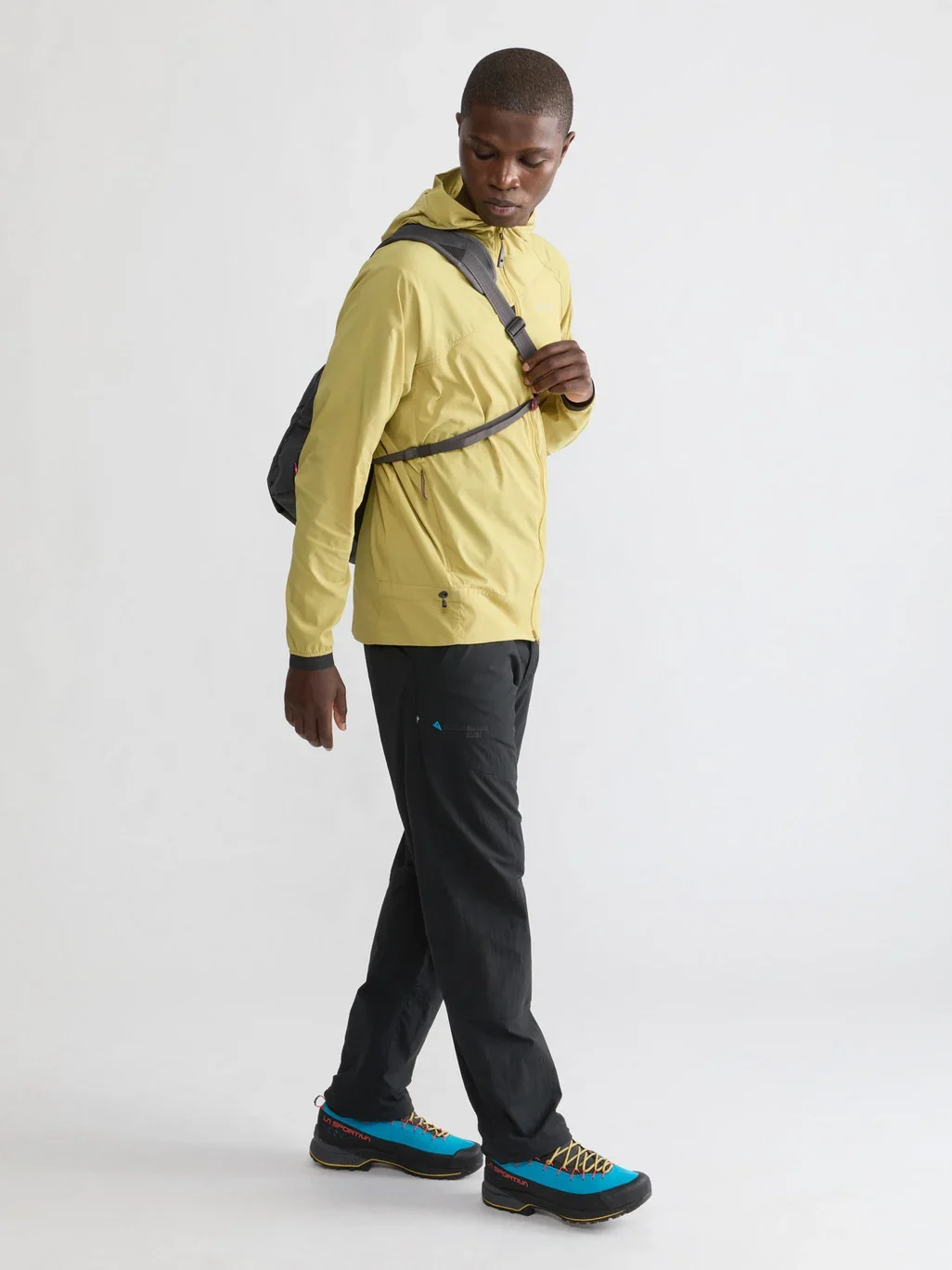 656_hs_q4oLswWfmeakMPRI46Kpsw_40460U21_Gaut_Messenger_Bag_Raven_012-full.webp