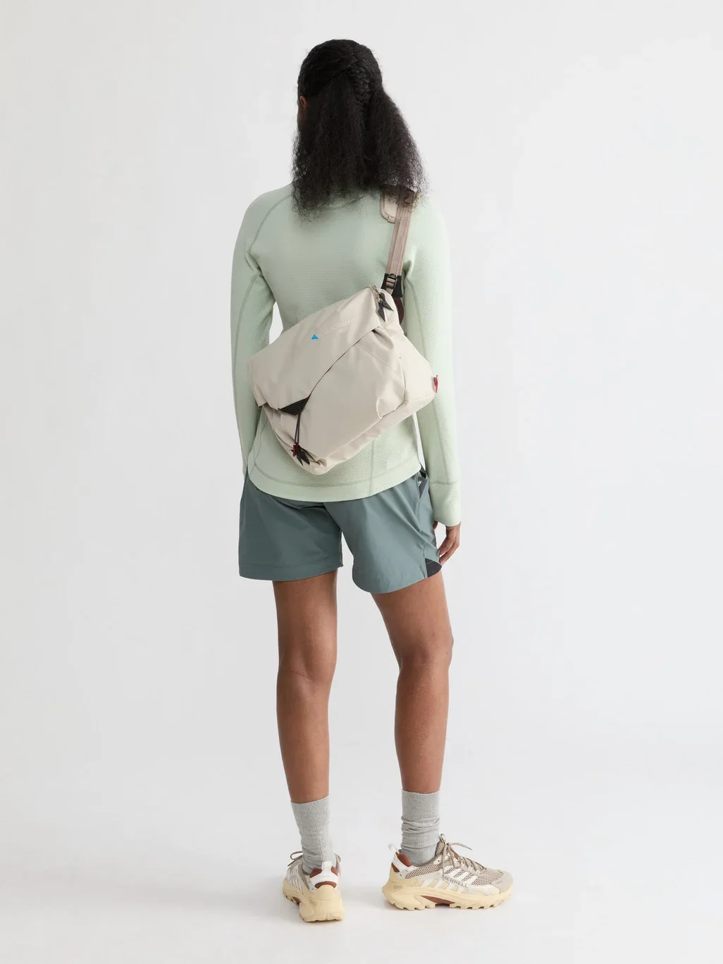 656_hs_FV5hvPHkU99qj5Pwze8g_40460U21_Gaut_Messenger_Bag_Silver_Creme_010-full.webp