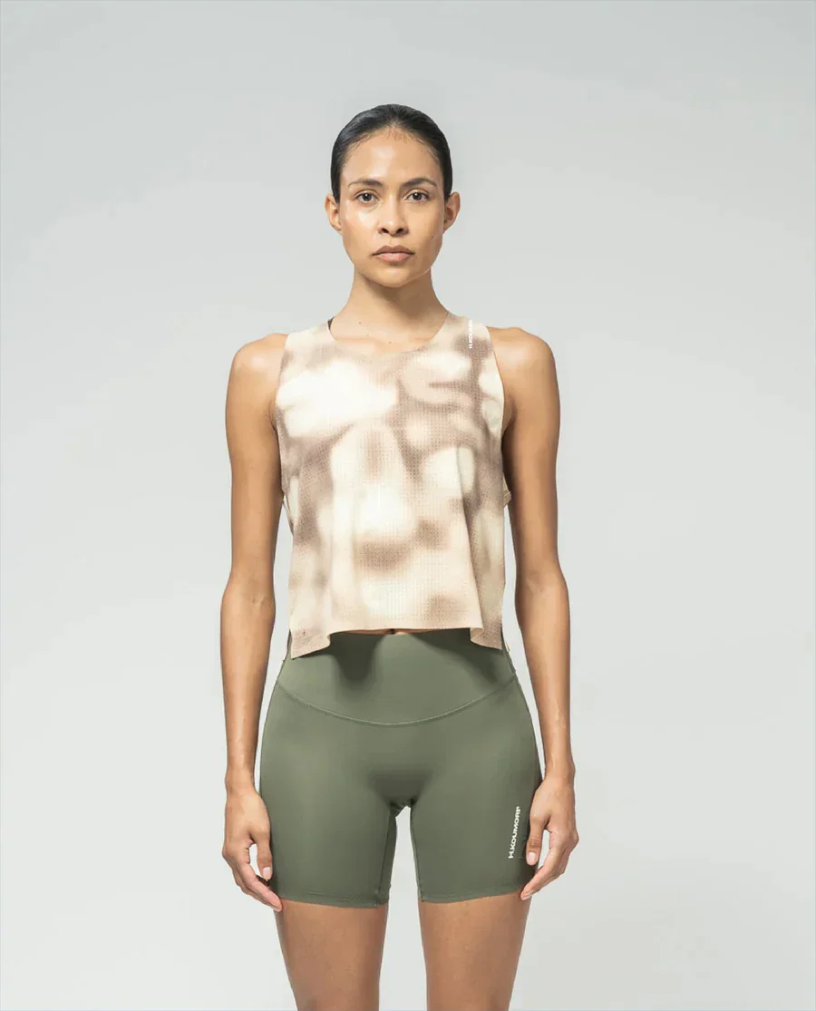 W Cropped Training Singlet in Sandstone