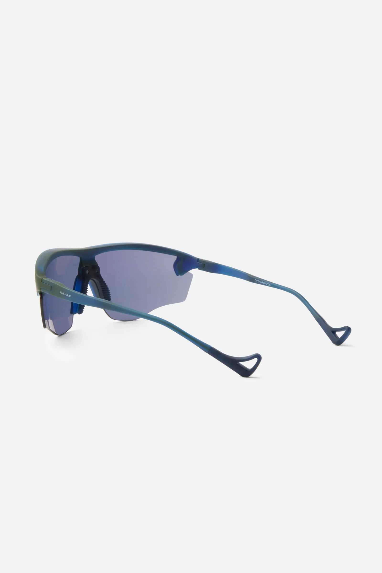 Junya_Iridescent_BlueIce_002.webp