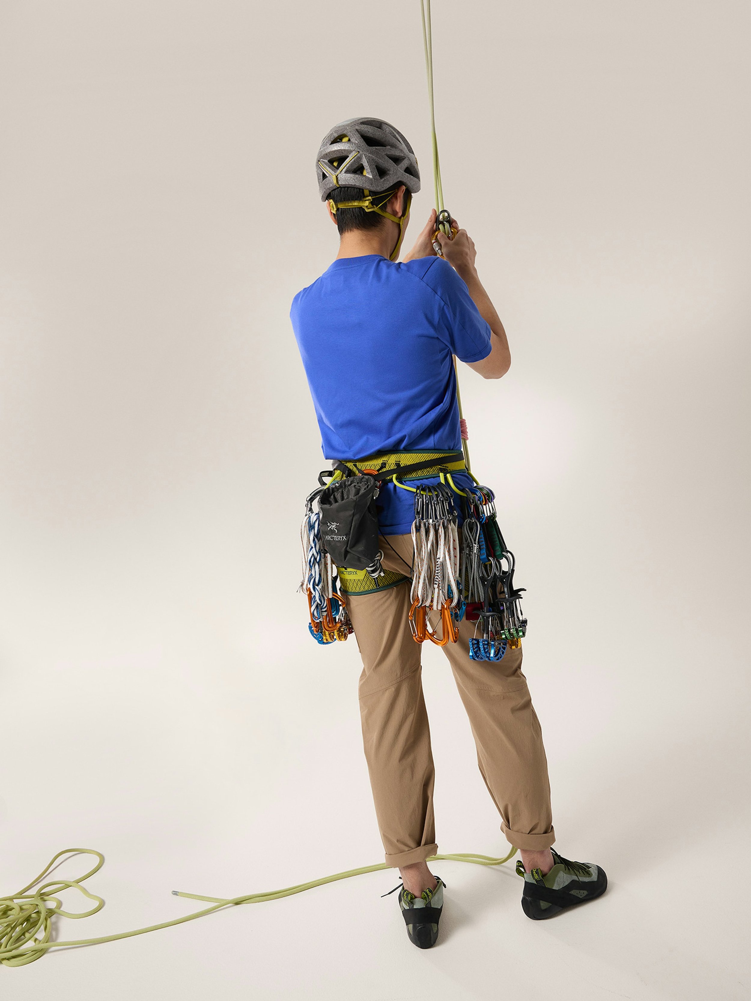 S25-X000007827-Ion-Lightweight-Chalk-Bag-Black-Full-Body.jpeg