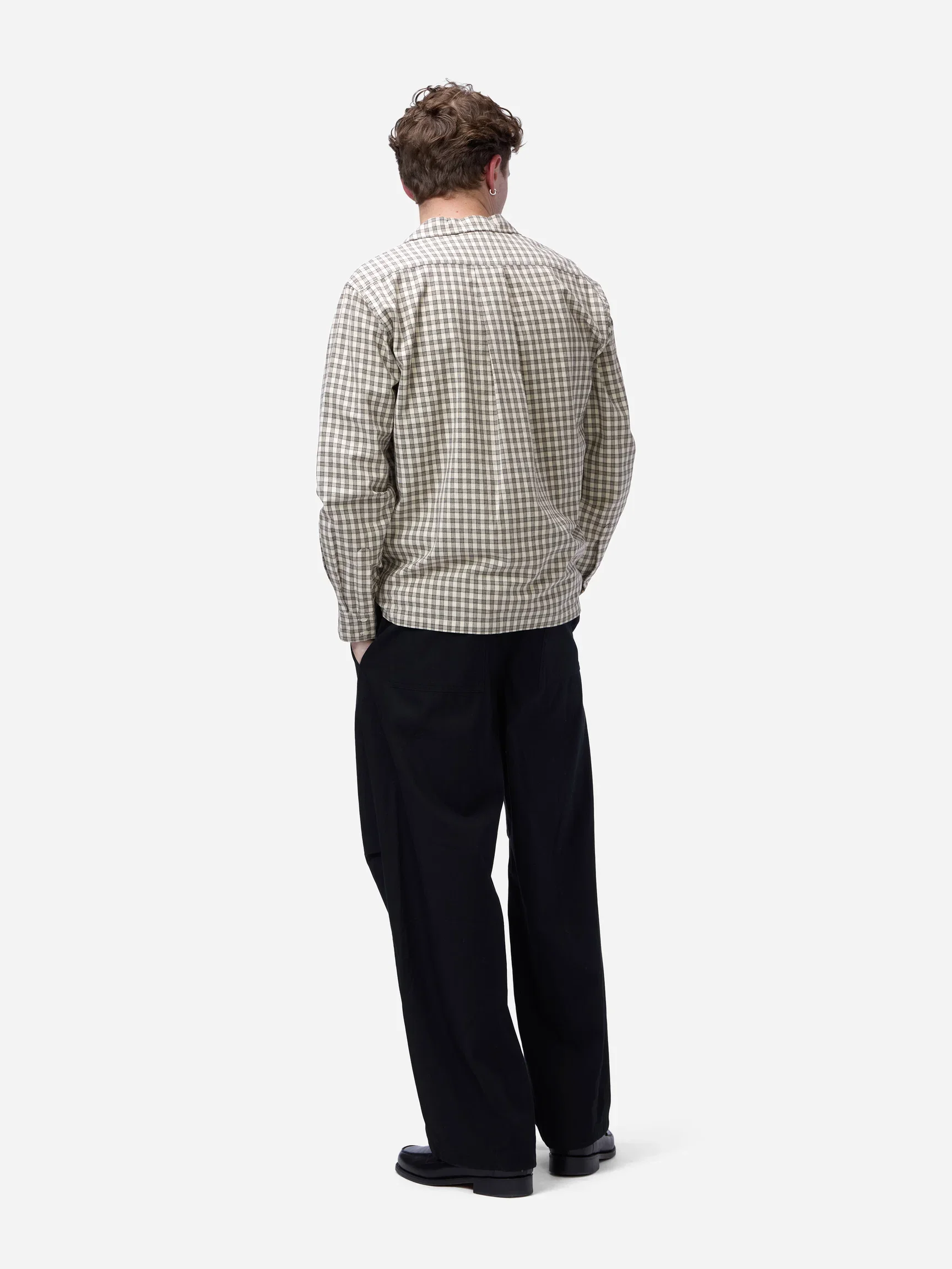 3S-FW26_OPEN_COLLAR_SHIRT_ECRU_MICROCHECK_BACK_FULLBODY_ONBODY.webp