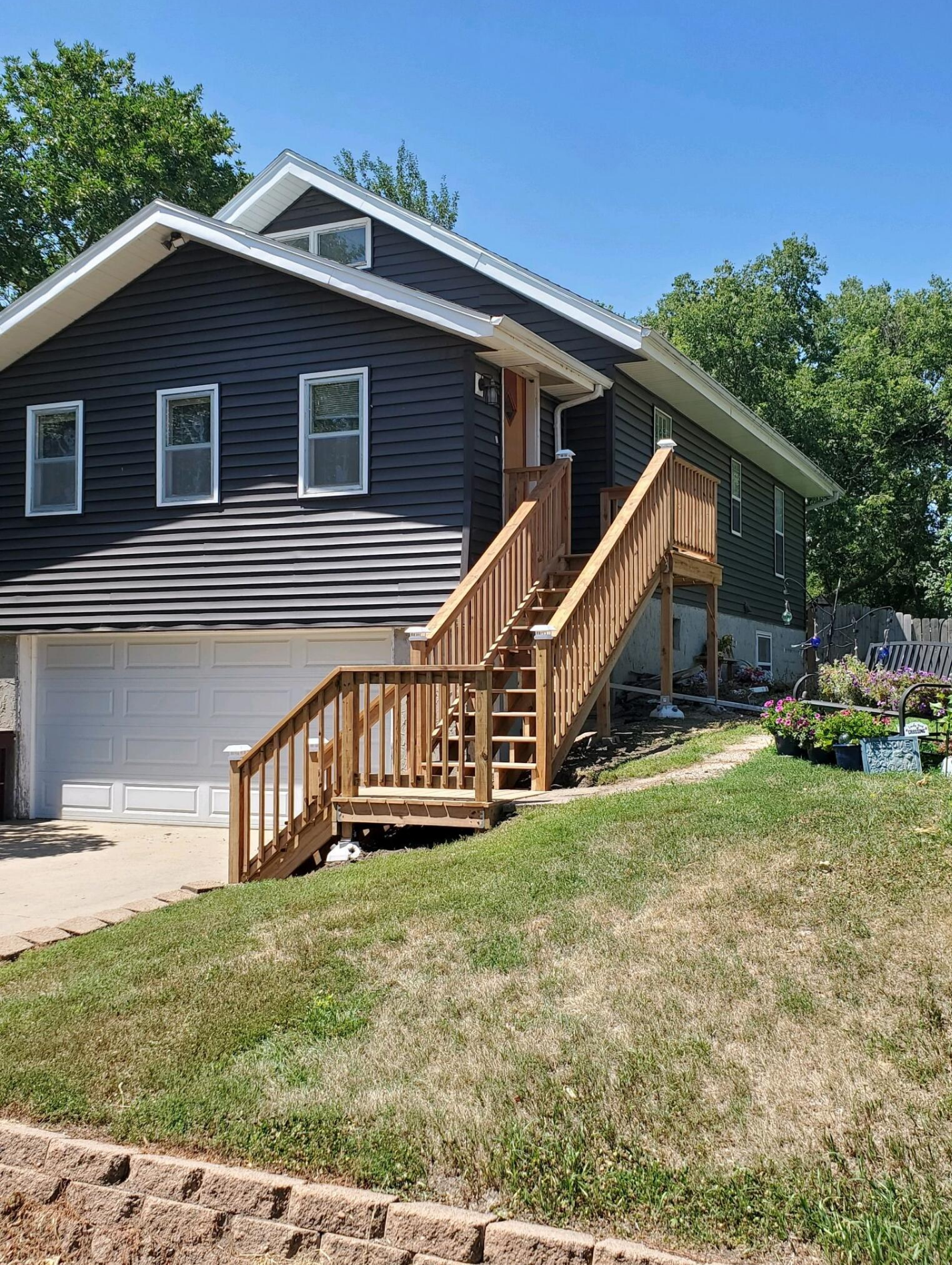 Sioux Falls Eastside home with a grand stairway to complete a overall finished look.