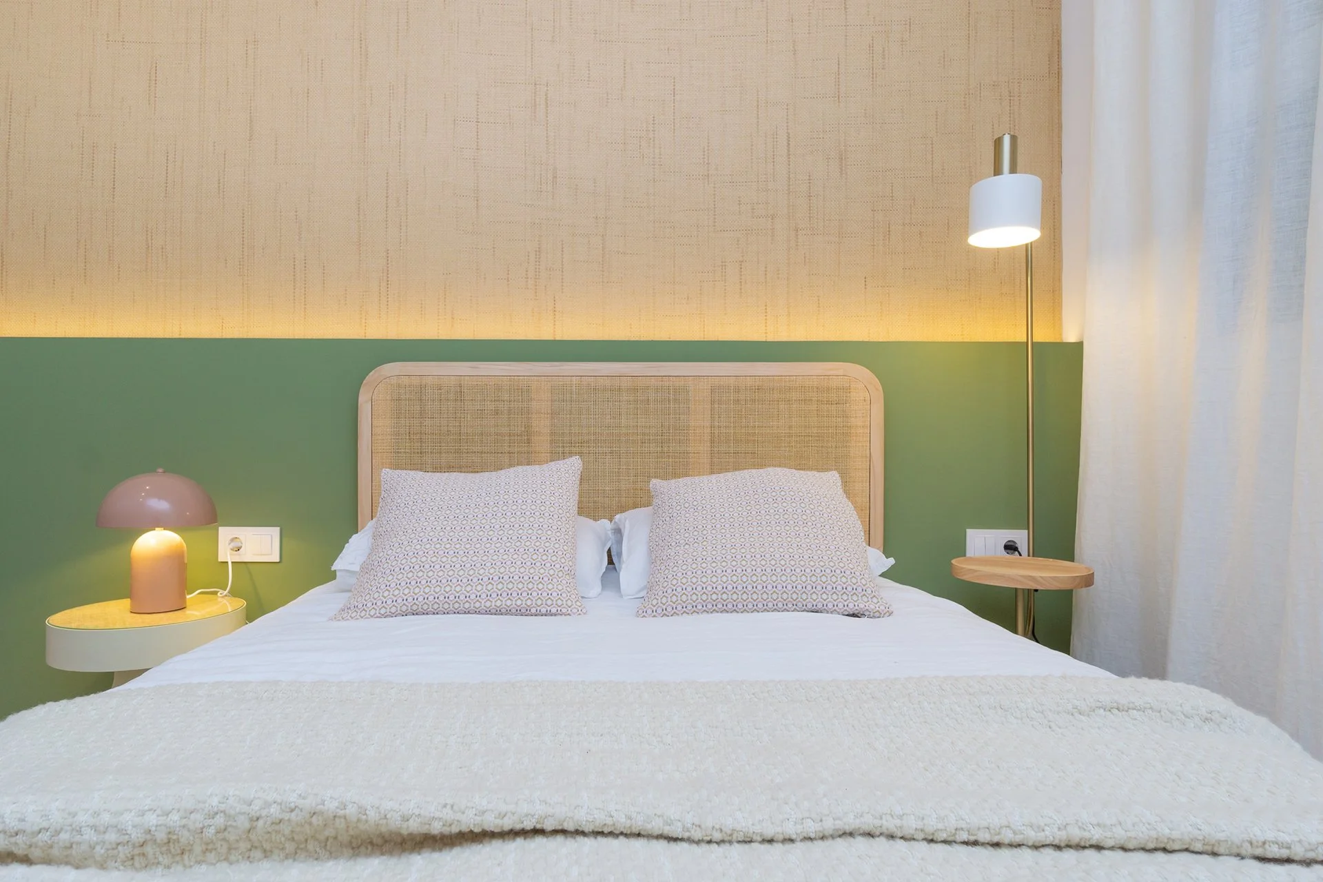 Bruc_Deco_Habitacion_Cabecero_Verde_Ratan_Ledindirecto.jpg