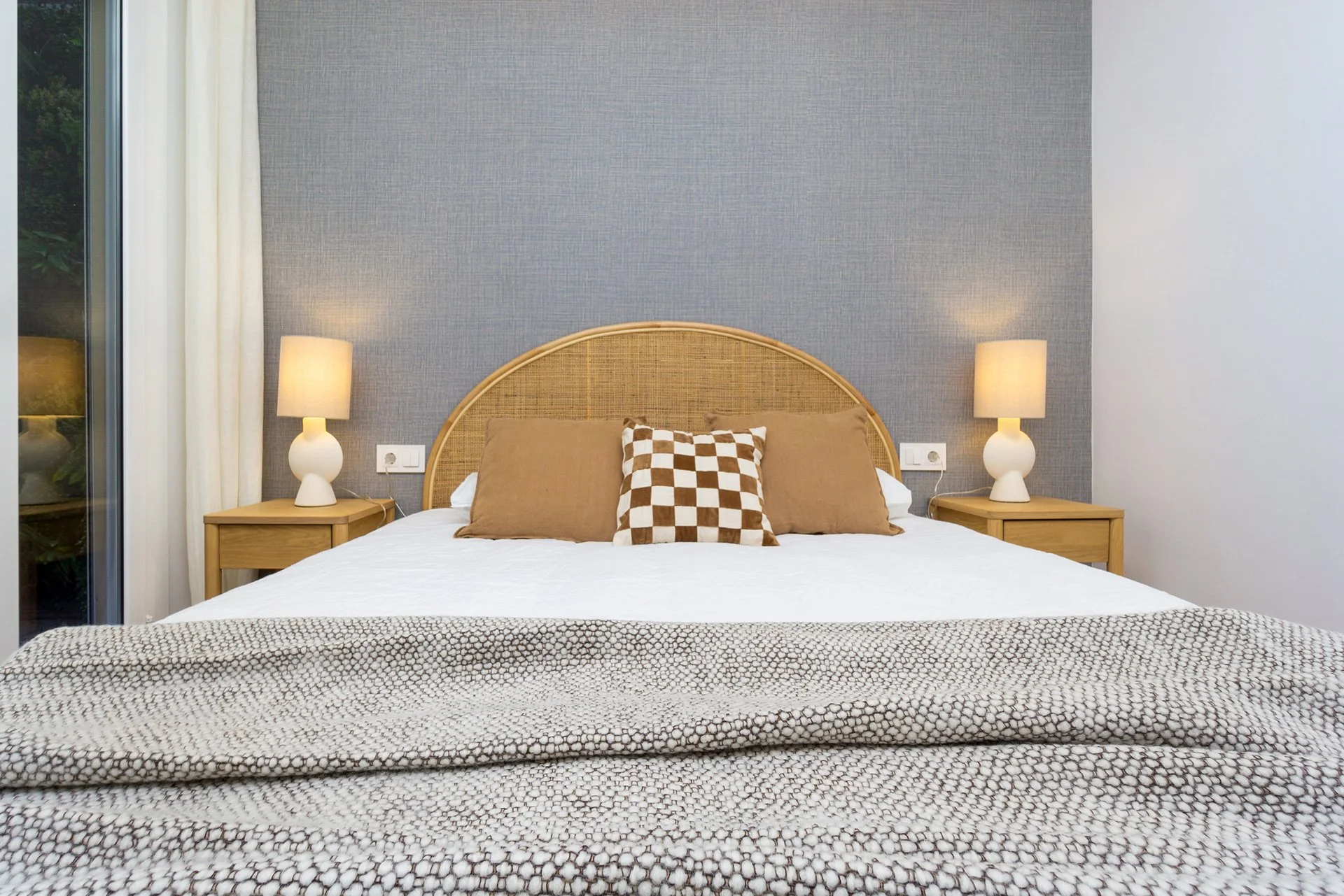 Bruc_Deco_Bedroom_Ratan_Wallpaper_Textil_Cabecero.jpg