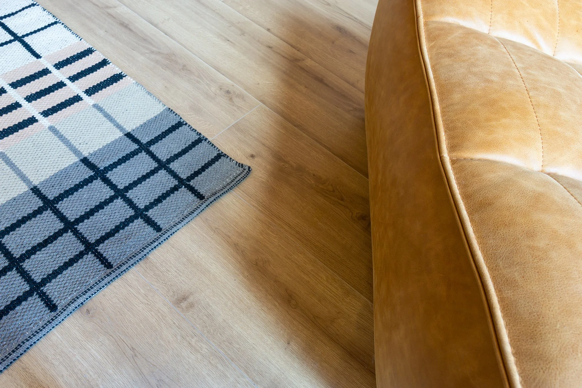 Bruc_Deco_Salon_Texturas_Cuero_Madera.jpg