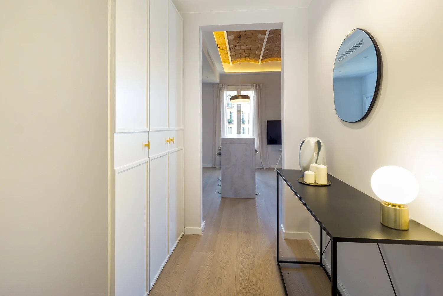 Mallorca-ReformaIntegral-Interiorismo-Armario a medida-entrada.jpg