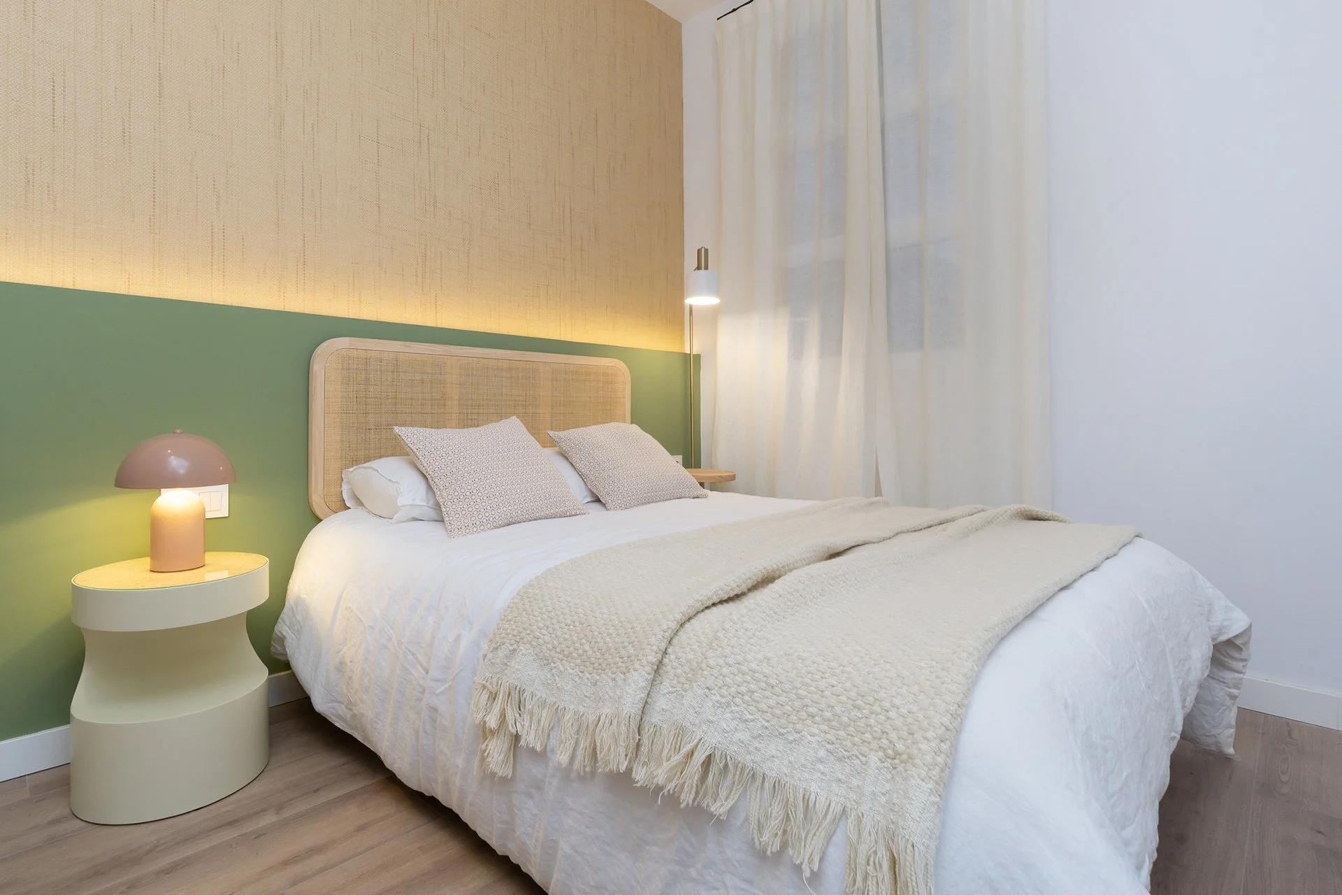 Bruc_Deco_Habitacion_Cabecero_Verde_Ratan_Calido.jpg