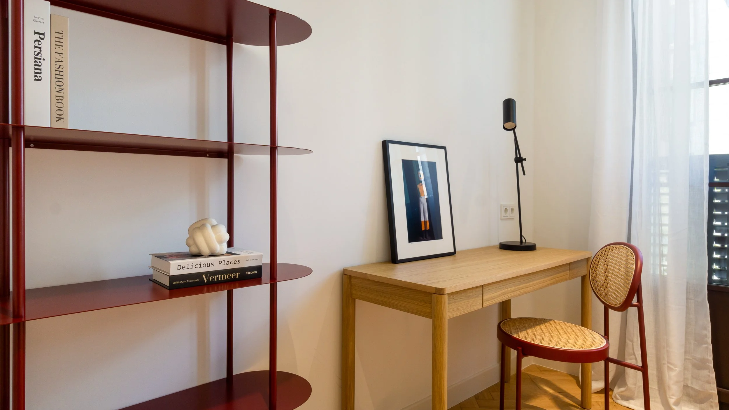 Paris194-Decoracion-Estudio-Estanteria-Roja.jpg