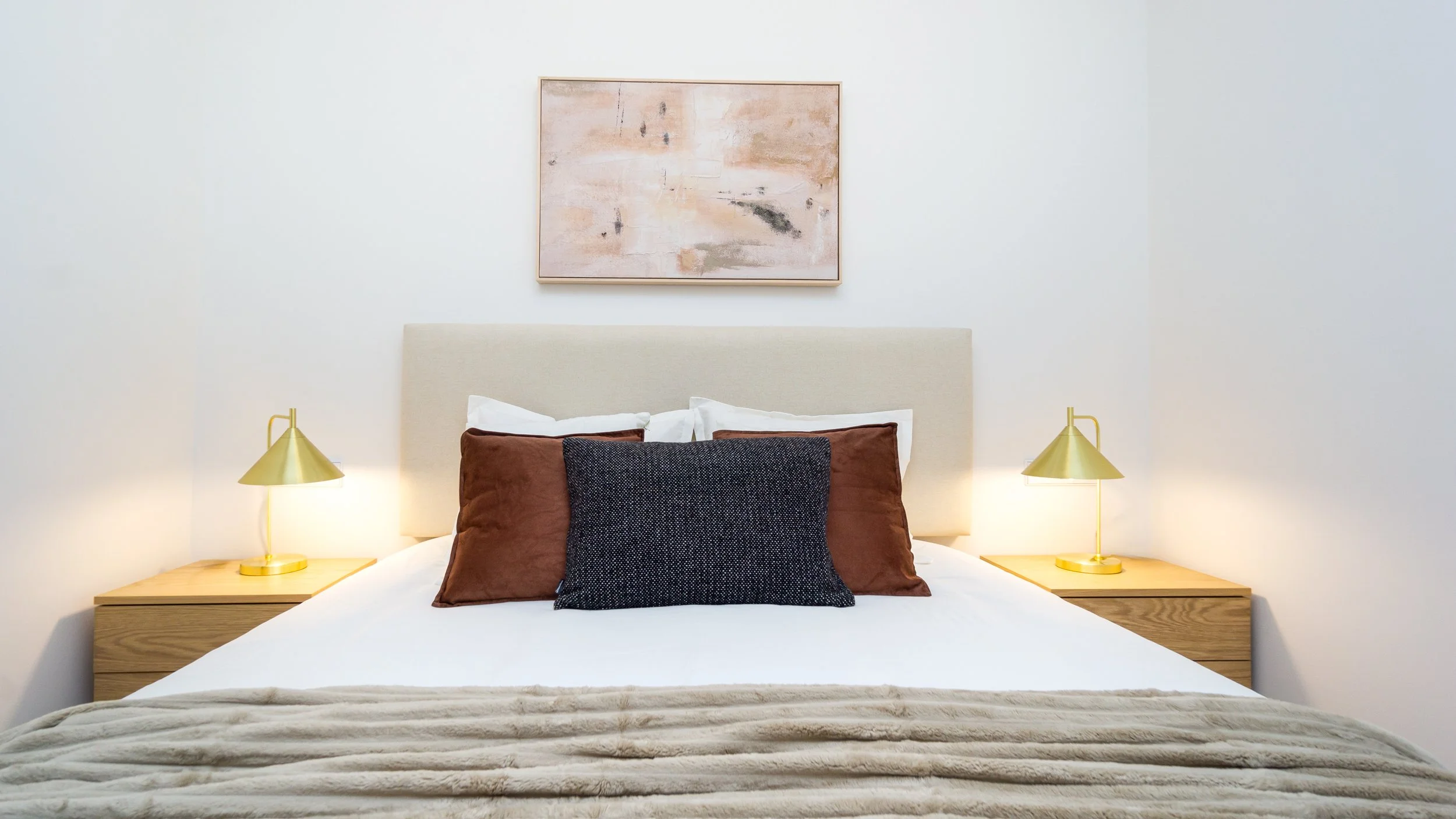 Santa Engracia-Reforma-Integral-Interiorismo-Guest-Headboard.jpg