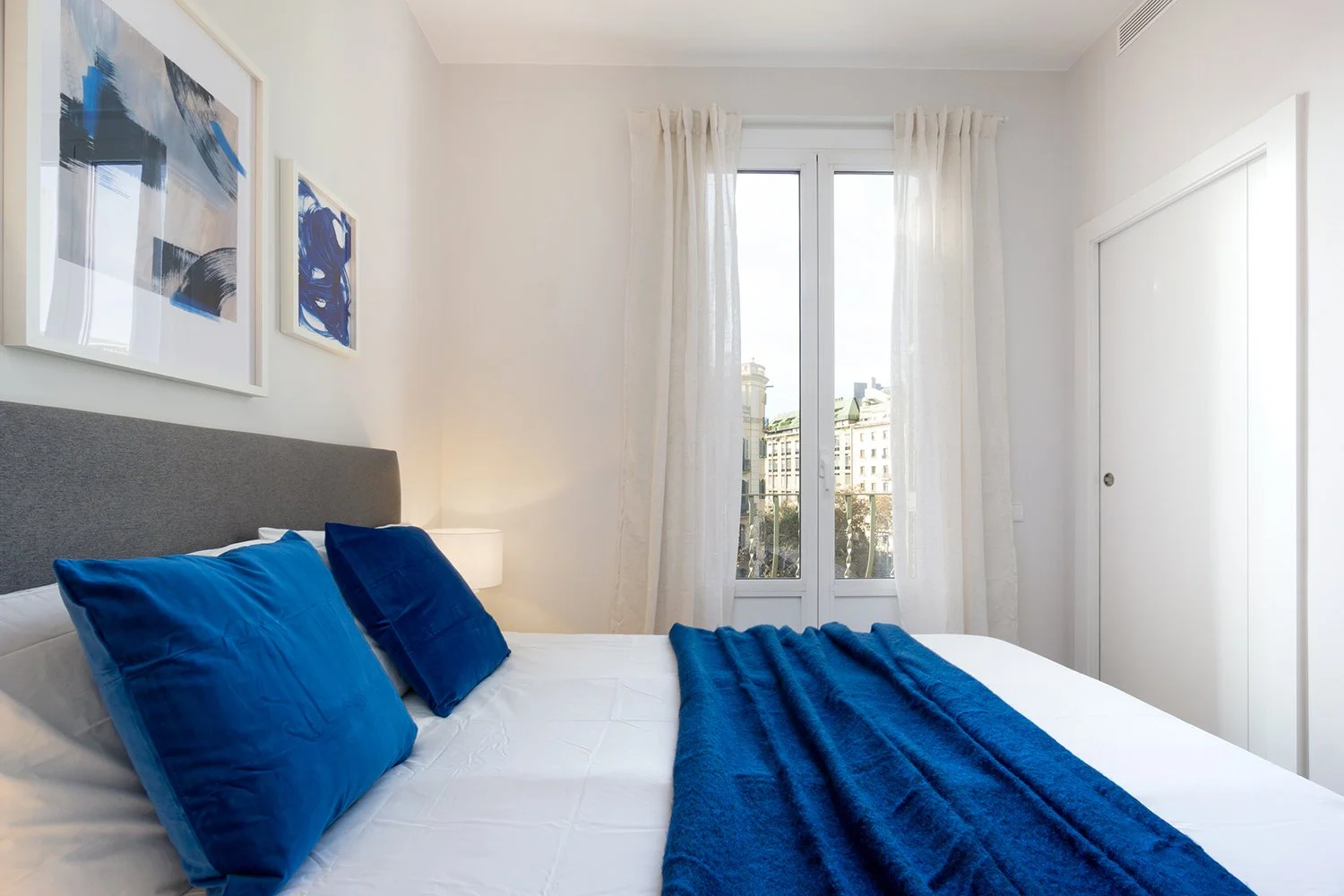 Mallorca-ReformaIntegral-Interiorismo-Bedroom-Blue-Ventana.jpg