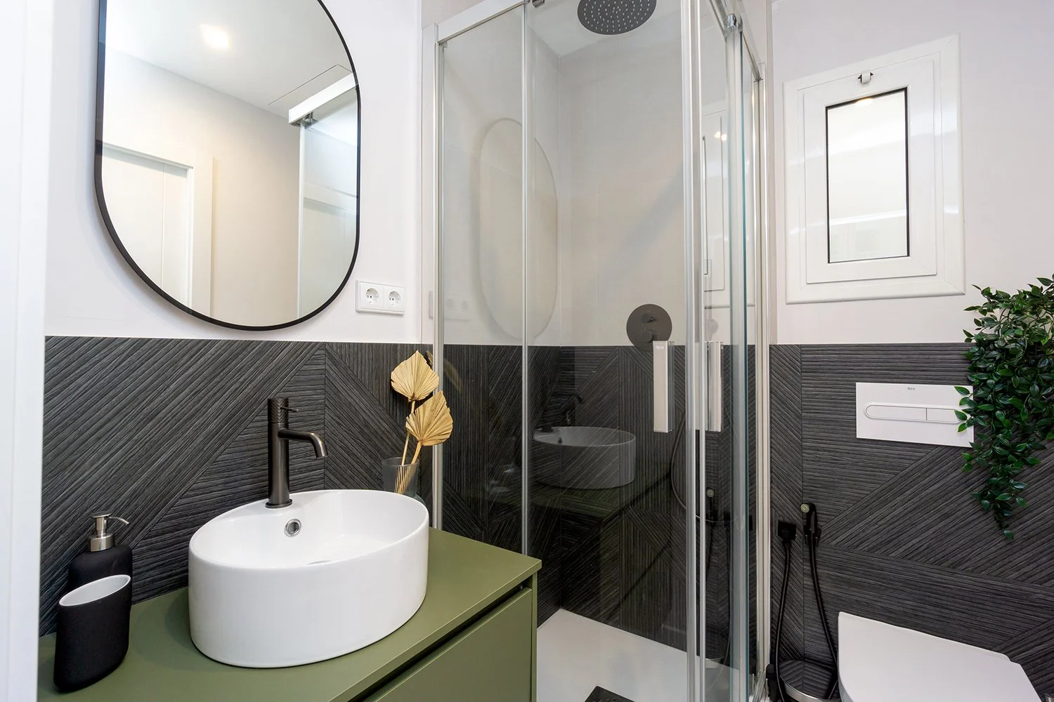 Mallorca-ReformaIntegral-Interiorismo-baño-black-pattern.jpg