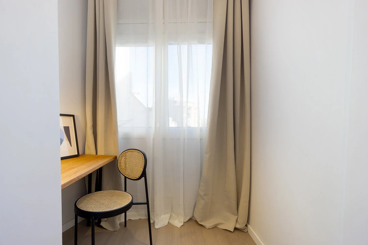 Mallorca-ReformaIntegral-Interiorismo-bedroom-office.jpg