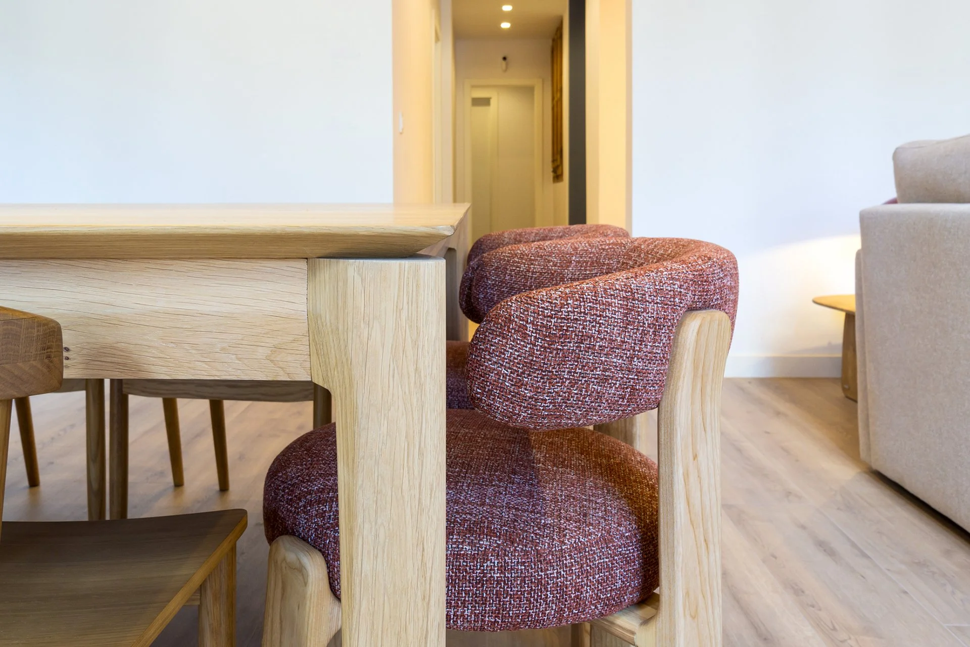 Bruc_Deco_Salon_Silla_Roja_Madera.jpg