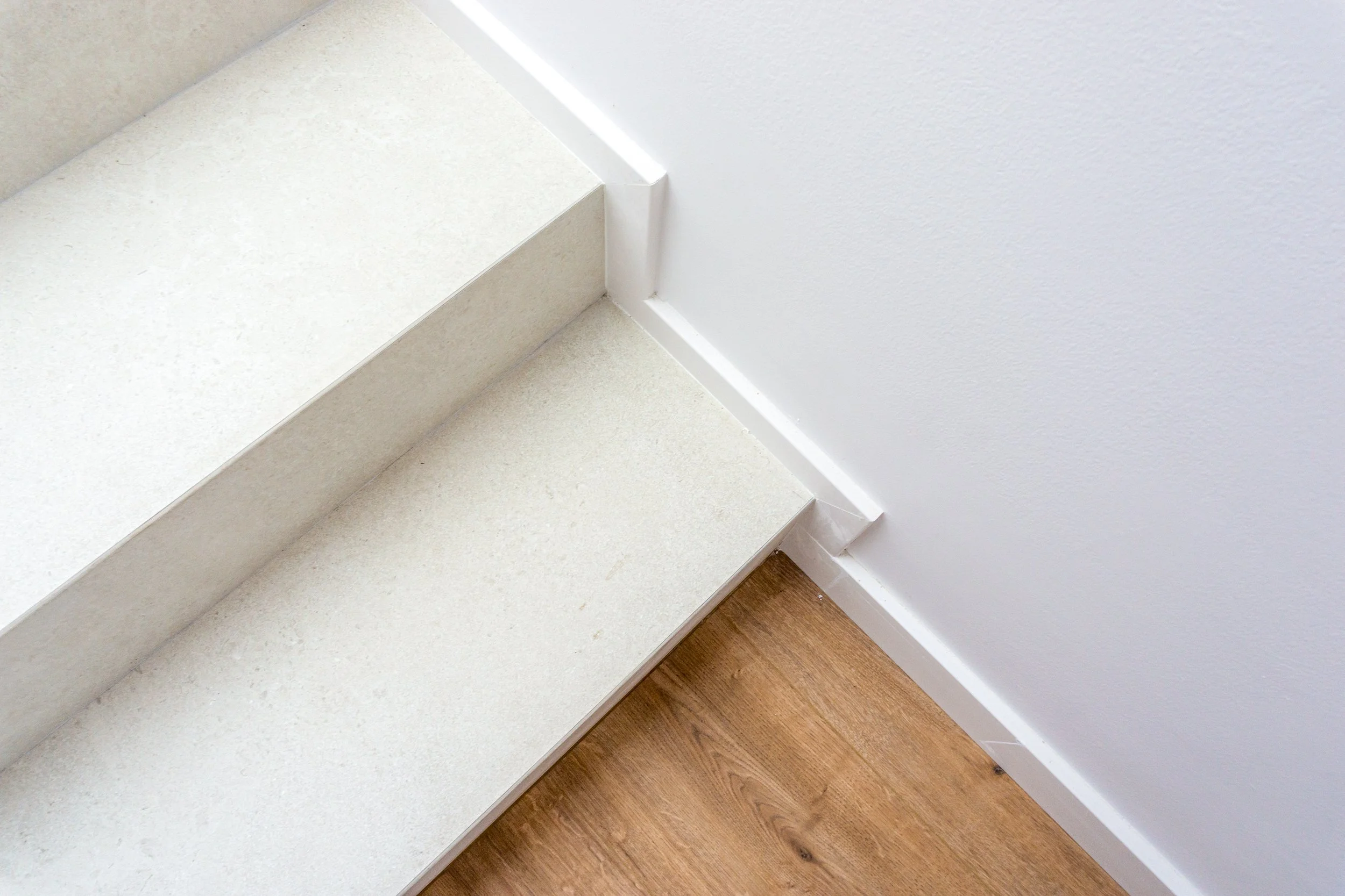 SantQuirze_ReformaIntegral_Escalera_Porcelanico_Madera_Transición.jpg