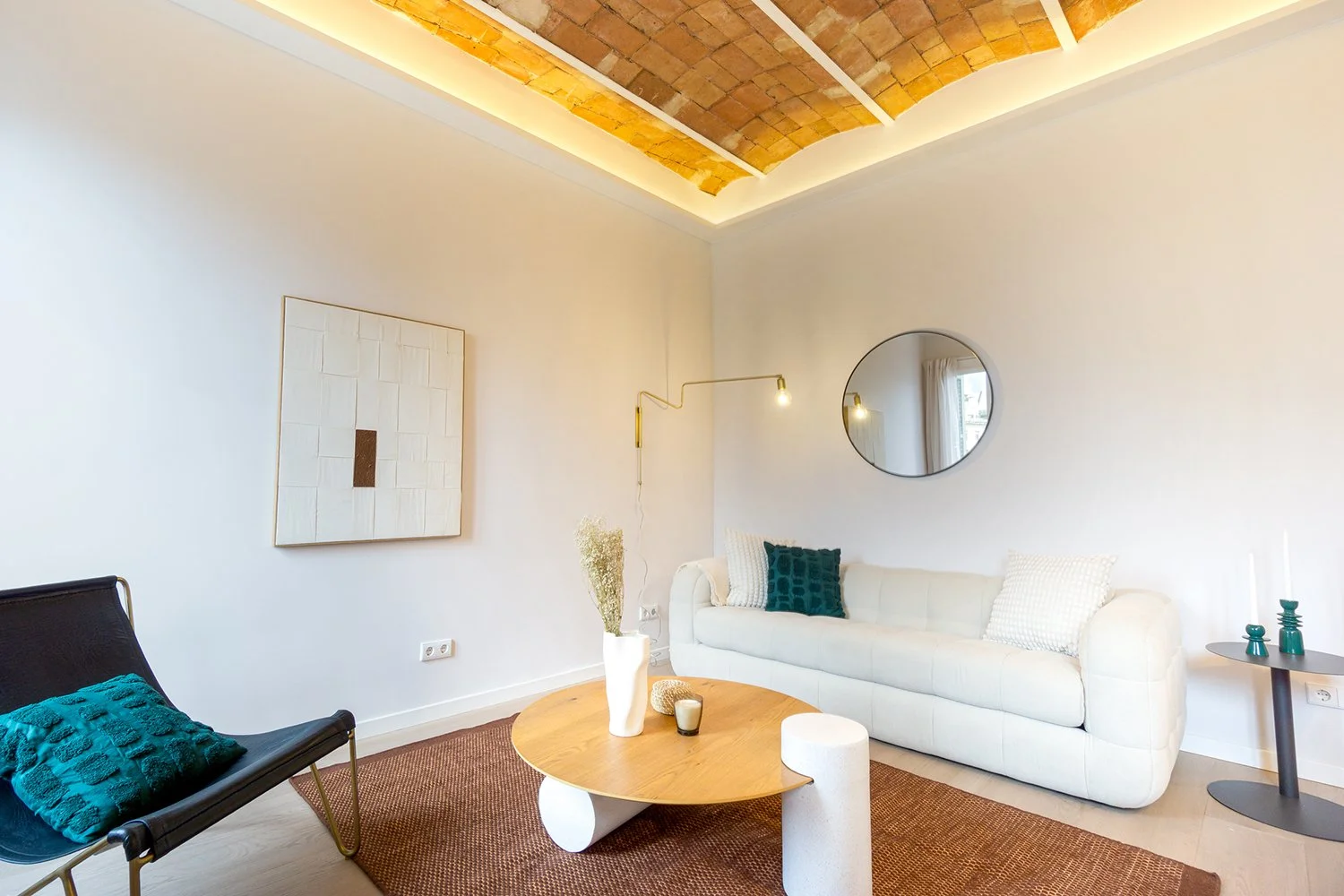 Mallorca-ReformaIntegral-Interiorismo-barra-sillon-cuero.jpg