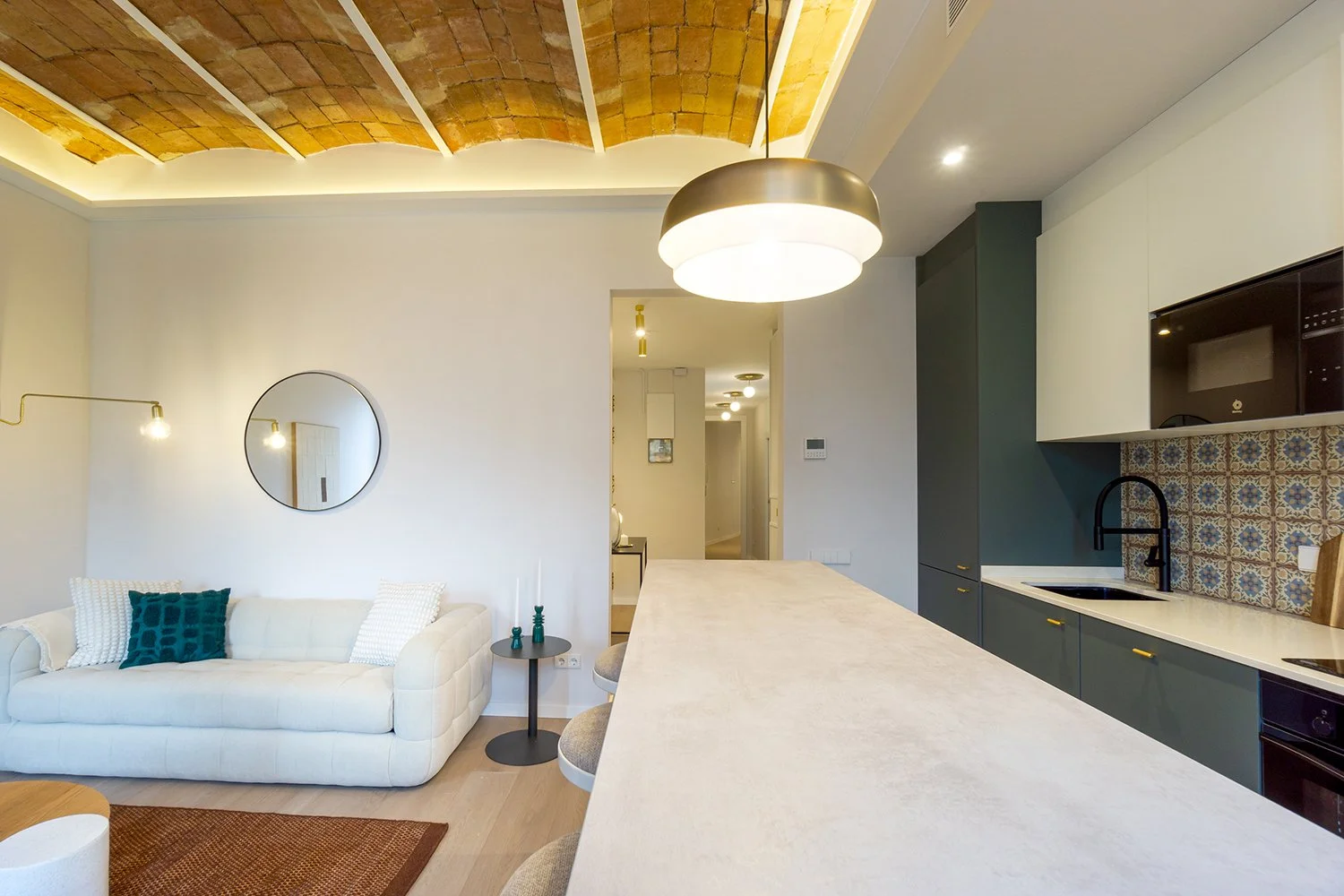 Mallorca-ReformaIntegral-Interiorismo-barra-cocina.jpg