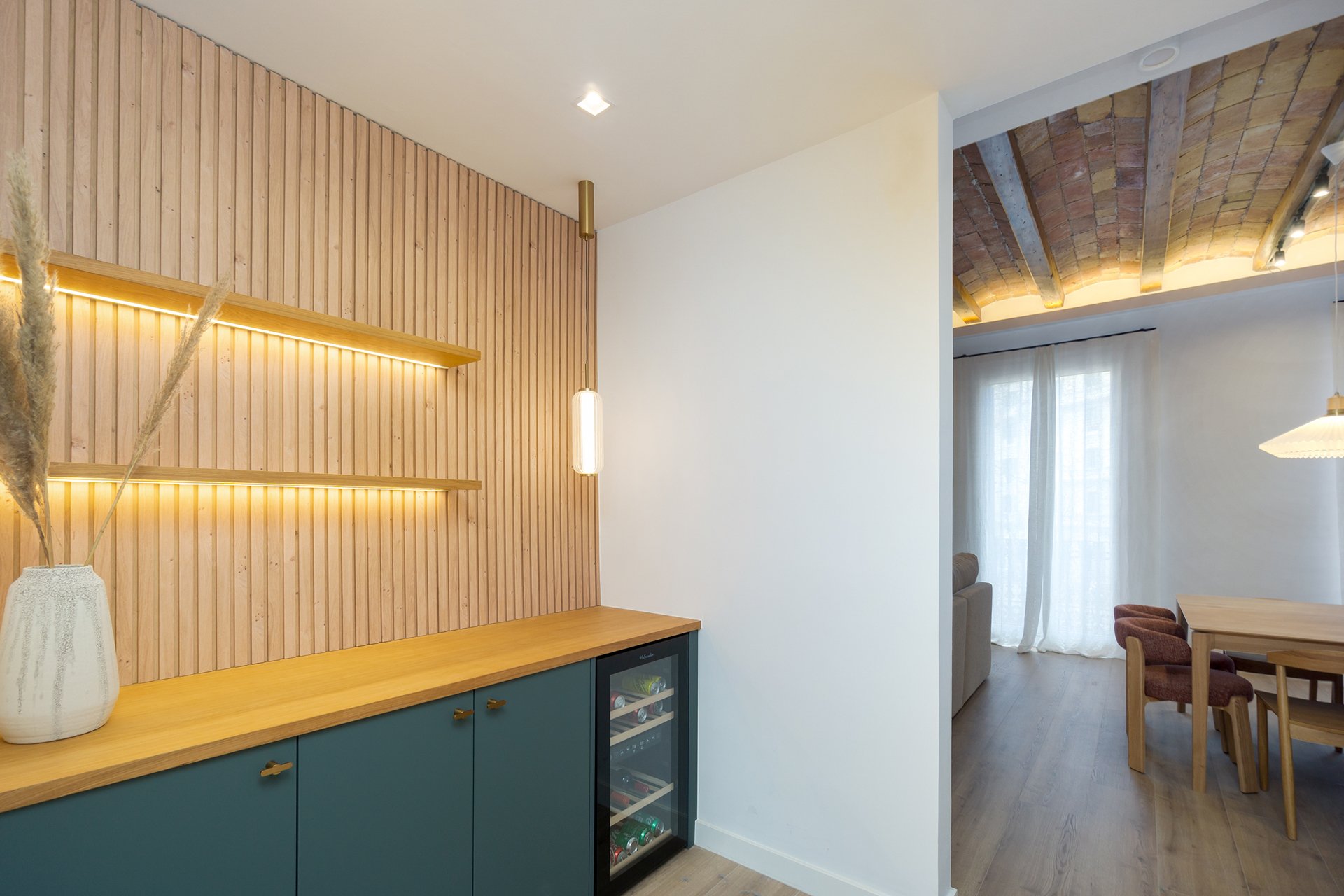 Bruc_Deco_Vinoteca_Verde_Madera_Listones.jpg