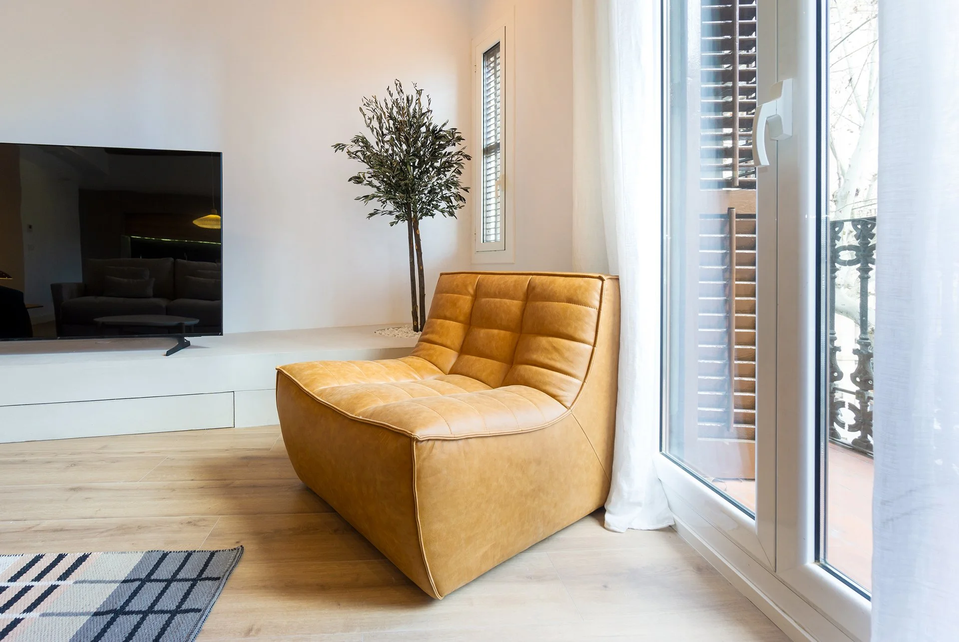 Bruc_Deco_Salon_Sillon_Terracota_Arbol_Preservado.jpg