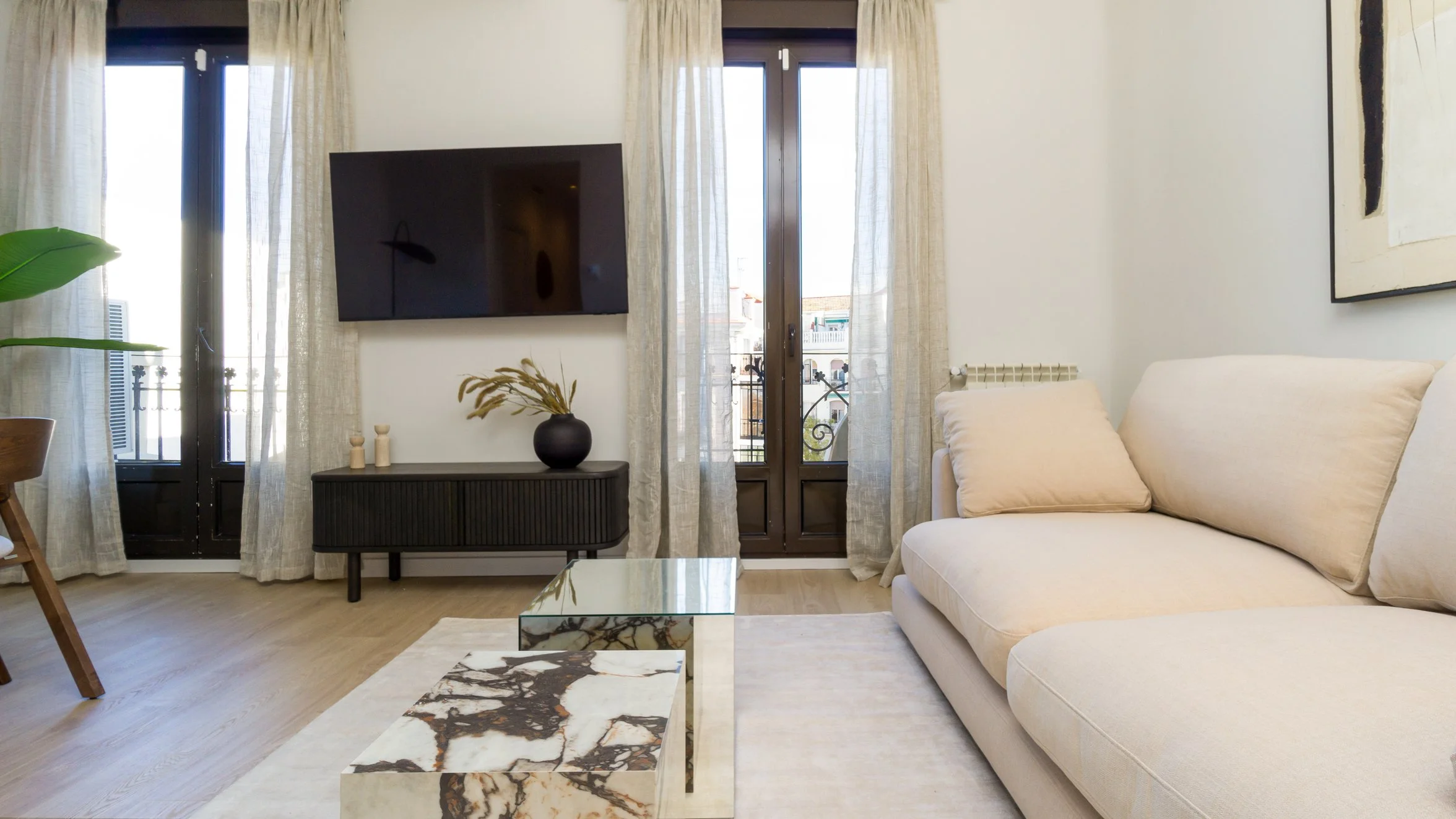 Santa Engracia-Reforma-Integral-Interiorismo-Salon-ventanas.jpg