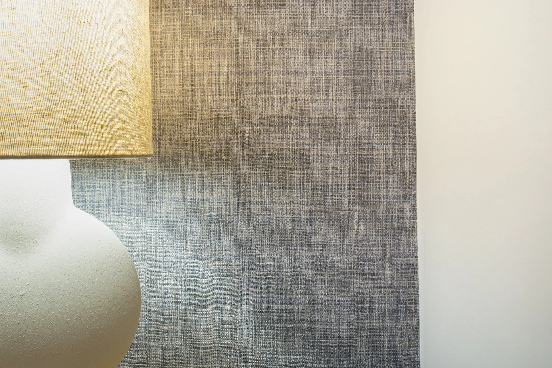 Bruc_Deco_Bedroom_Ratan_Wallpaper_Textil_Detalle_Lampara.jpg
