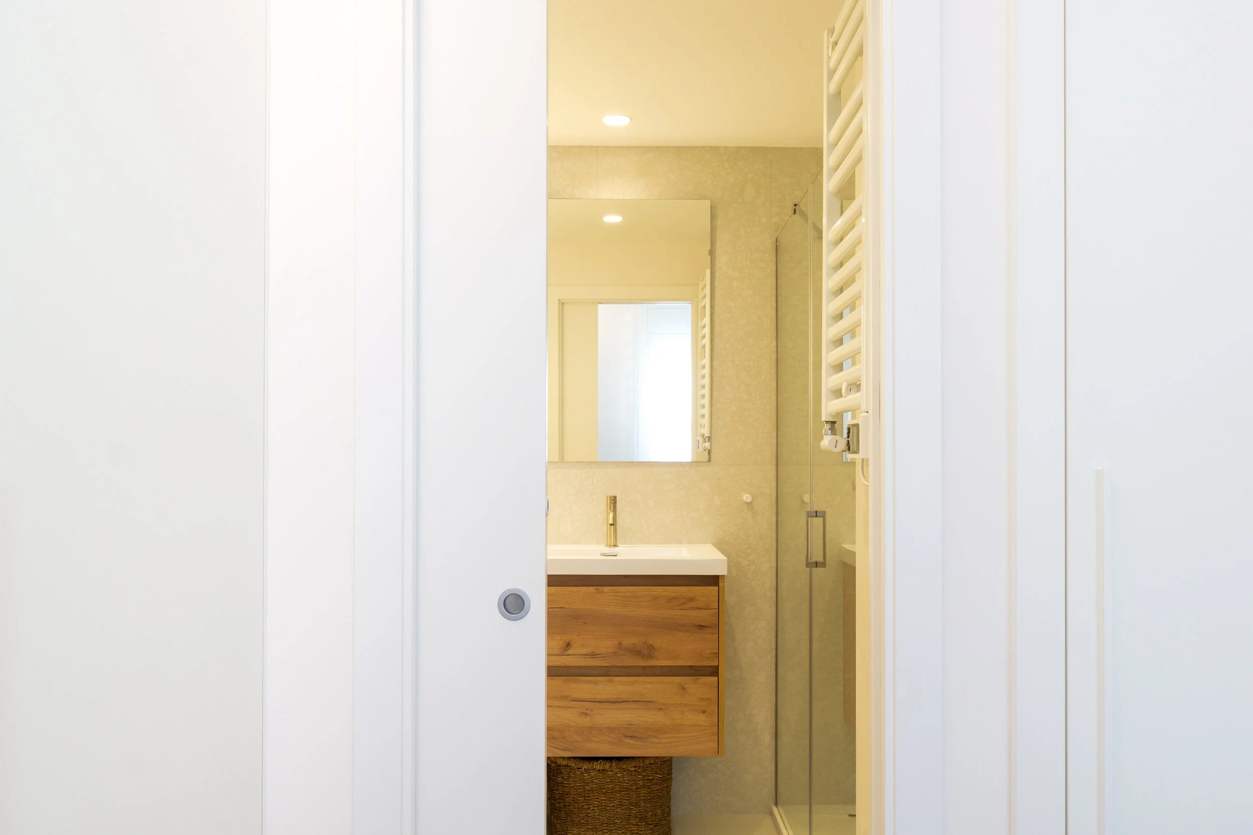 SantQuirze_ReformaIntegral_Baño principal_puerta corredera.jpg