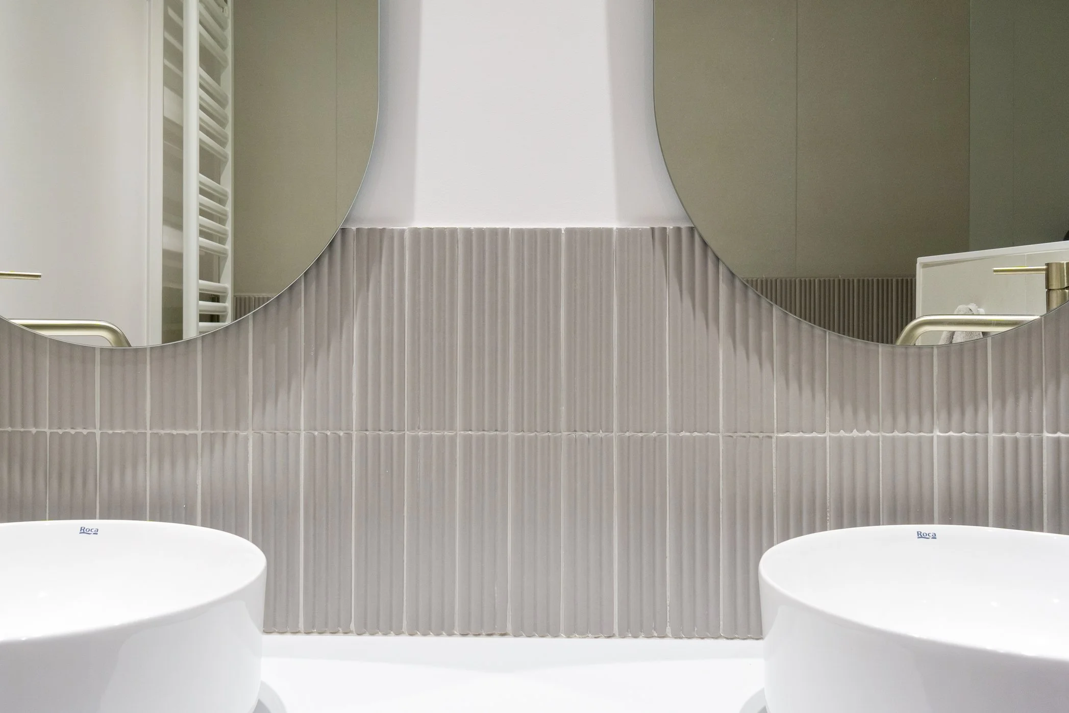 SantQuirze_ReformaIntegral_Baño Gris_Alistonado_EspejoOvalado.jpg