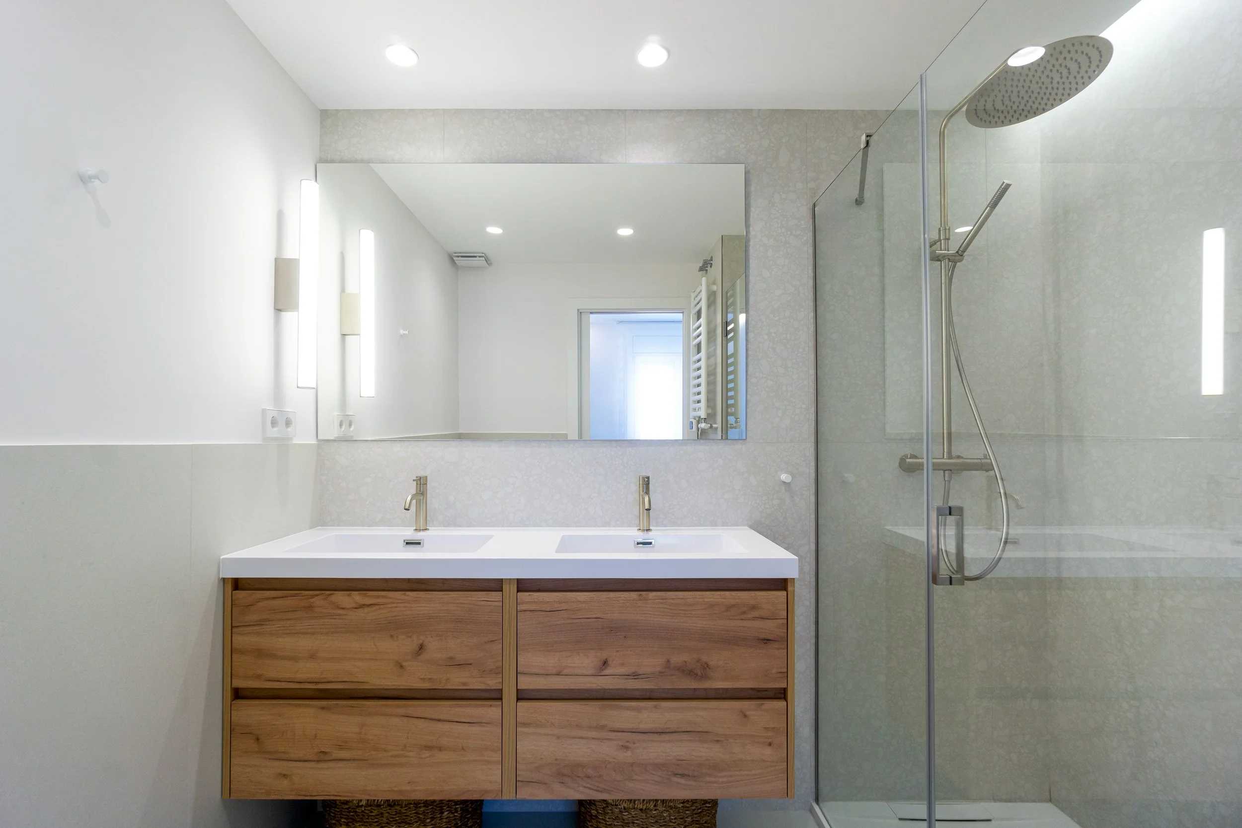 SantQuirze_ReformaIntegral_Baño principal_mueble madera.jpg