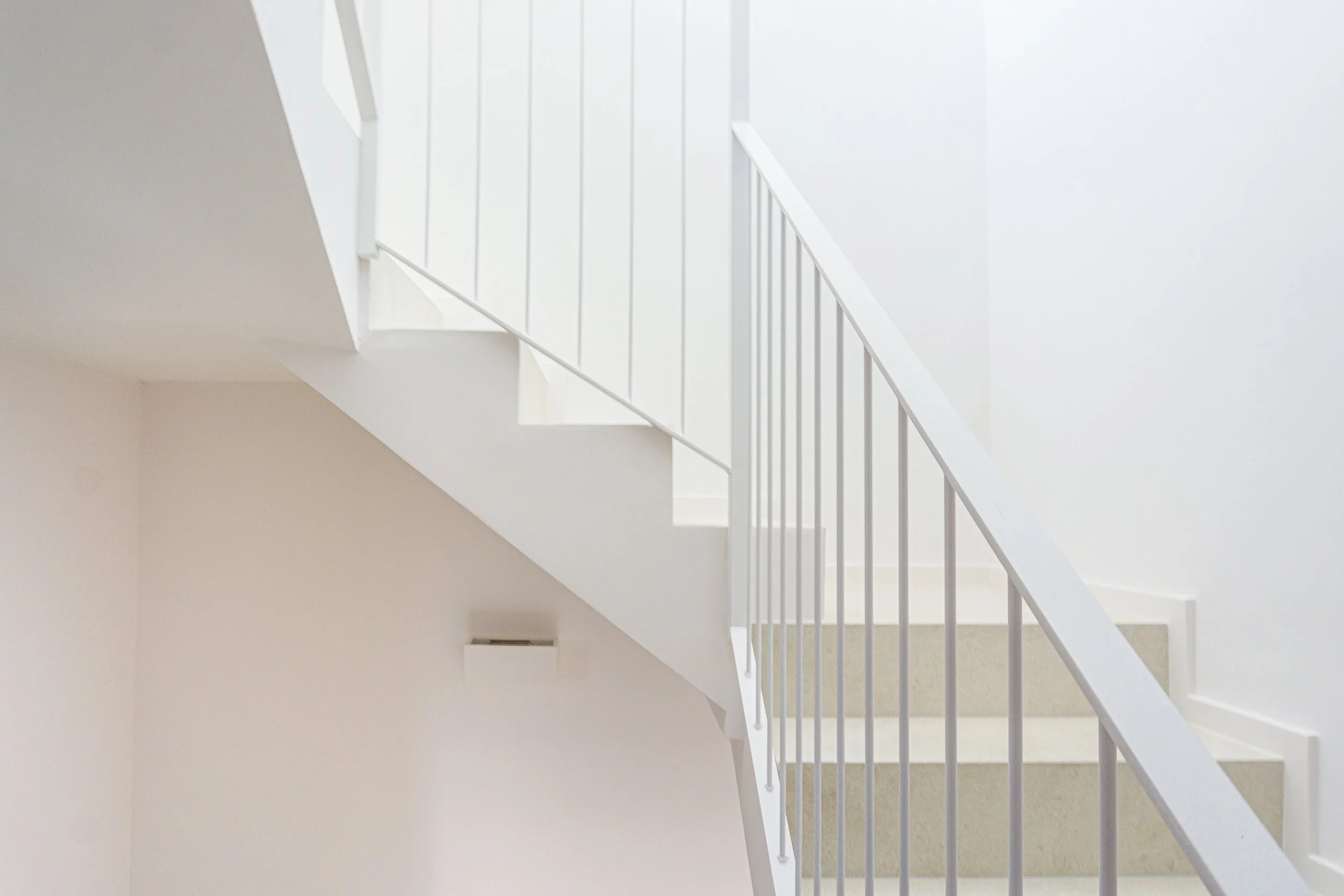 SantQuirze_ReformaIntegral_Escalera_Hierro_blanco.jpg