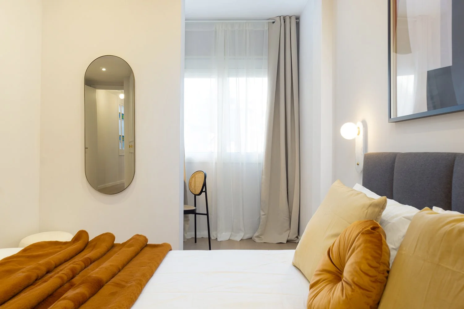 Mallorca-ReformaIntegral-Interiorismo-dormitorio-naranja.jpg
