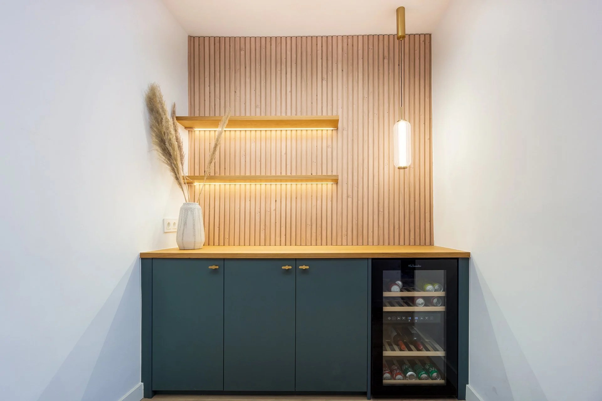 Bruc_Deco_Bar_Verde_Madera_Listones.jpg