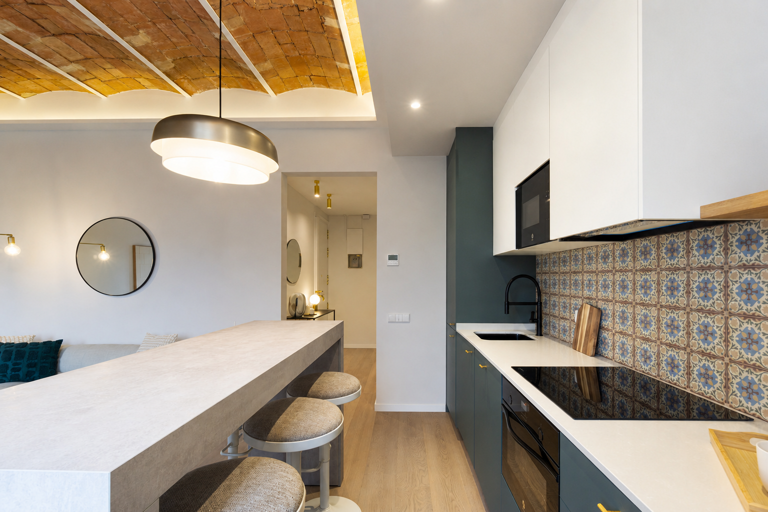 Mallorca-ReformaIntegral-Interiorismo-barra-cocina-abierta-salon-barra.png