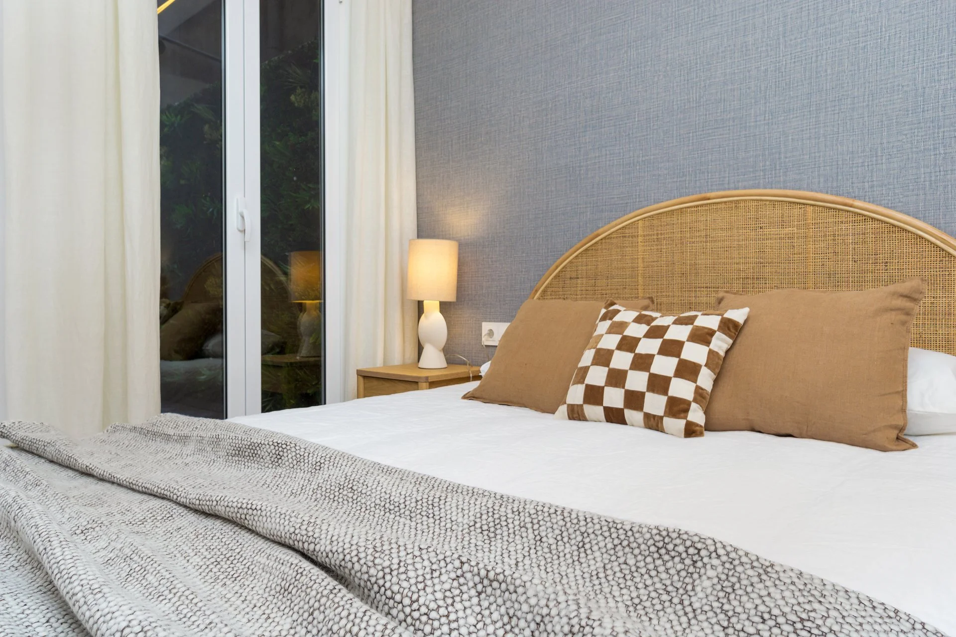 Bruc_Deco_Bedroom_Ratan_Azul_Cuadros.jpg