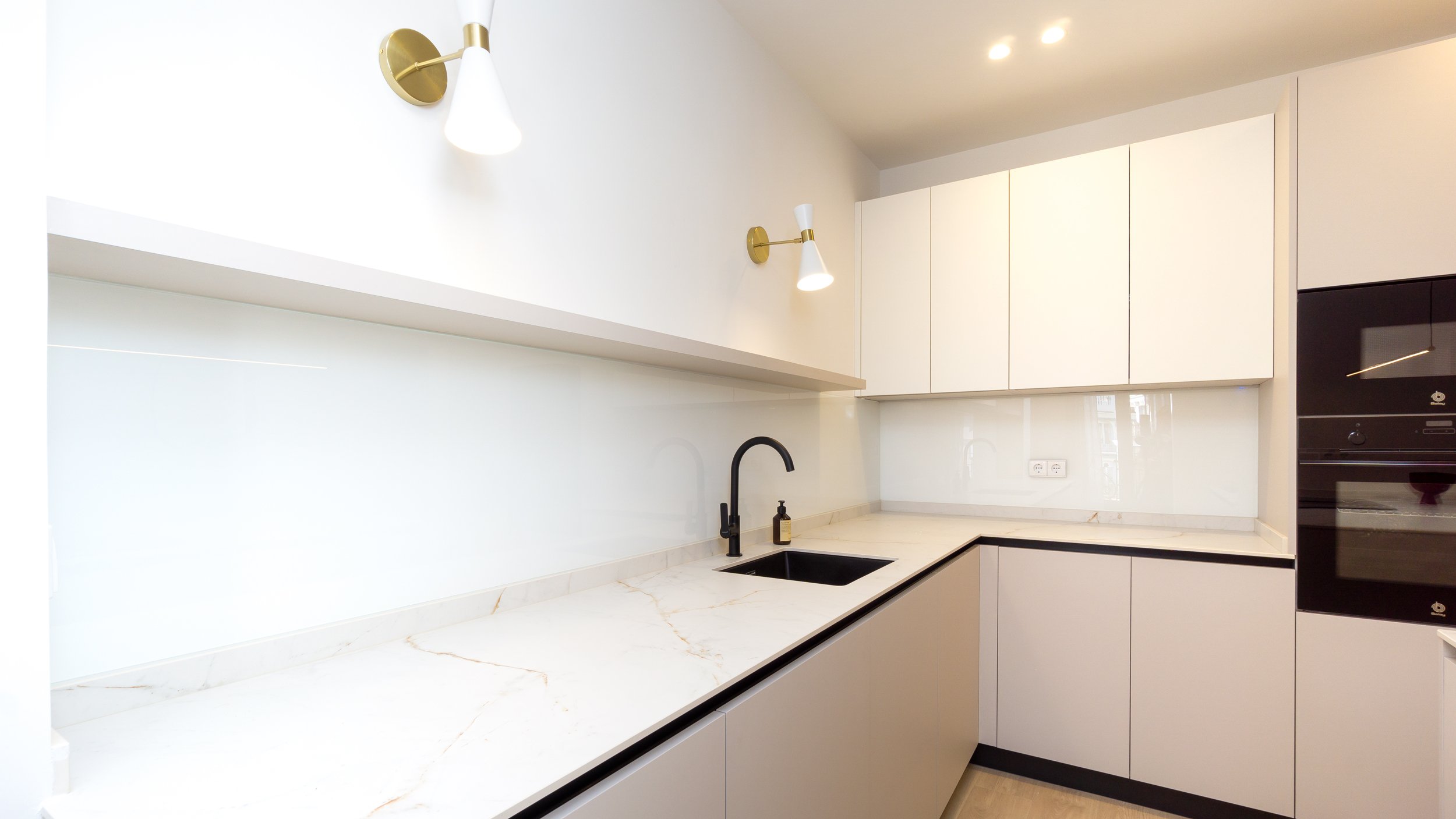 Santa Engracia-Reforma-Integral-Interiorismo-Cocina-Estanteria.jpg