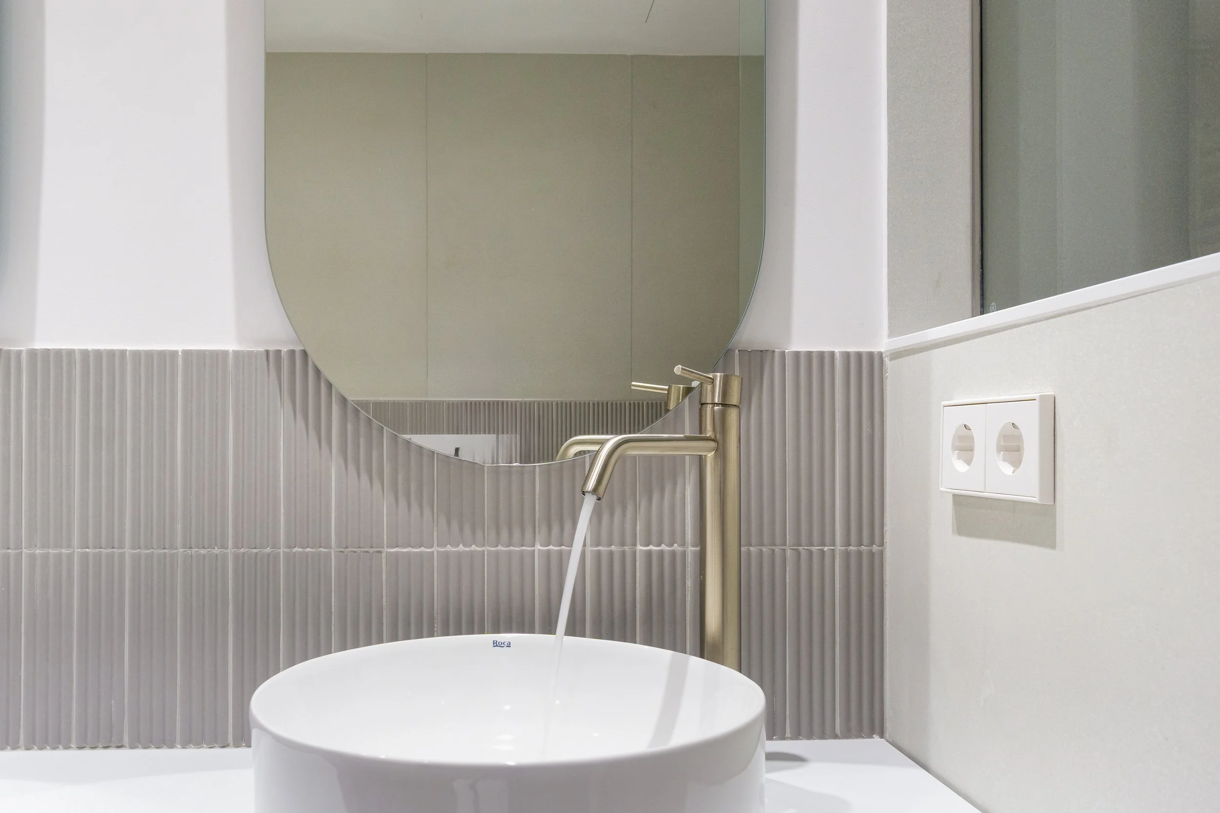 SantQuirze_ReformaIntegral_Baño Gris_Alistonado_detalle.jpg