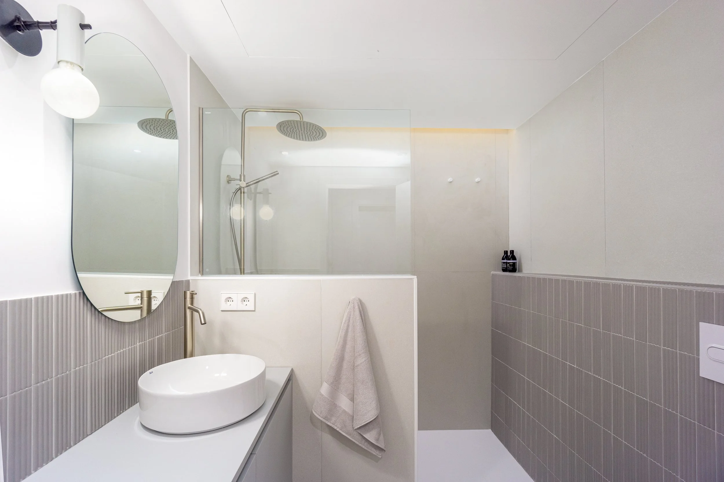 SantQuirze_ReformaIntegral_Baño Gris_Alistonado.jpg