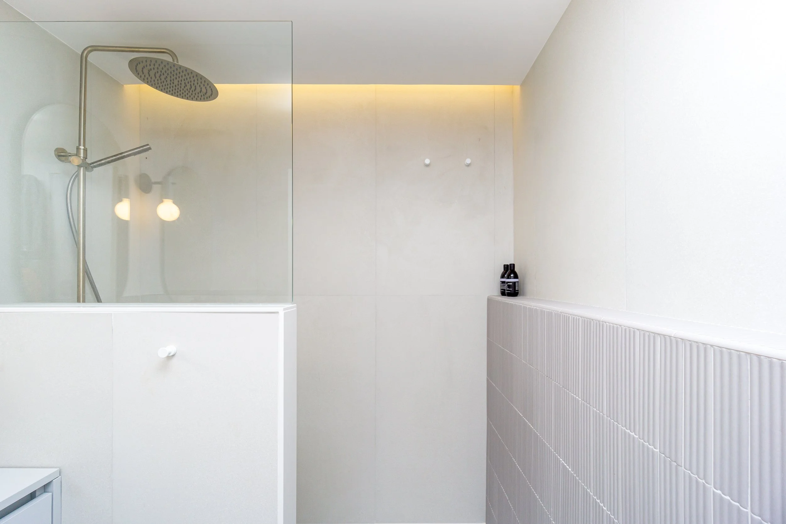 SantQuirze_ReformaIntegral_Baño Gris_Ducha_Muro.jpg