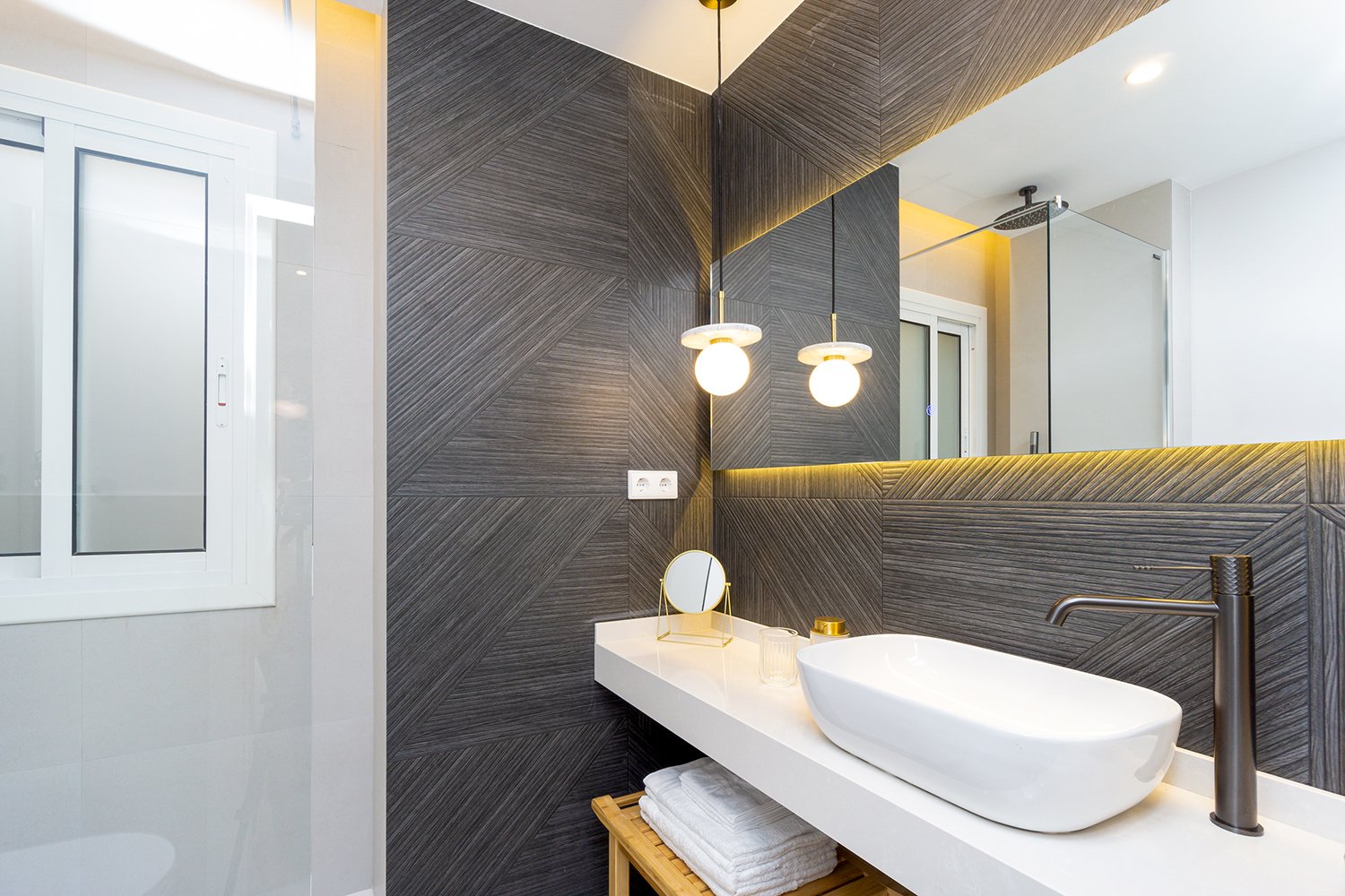 Mallorca-ReformaIntegral-Interiorismo-barra-cocina-black-white.jpg