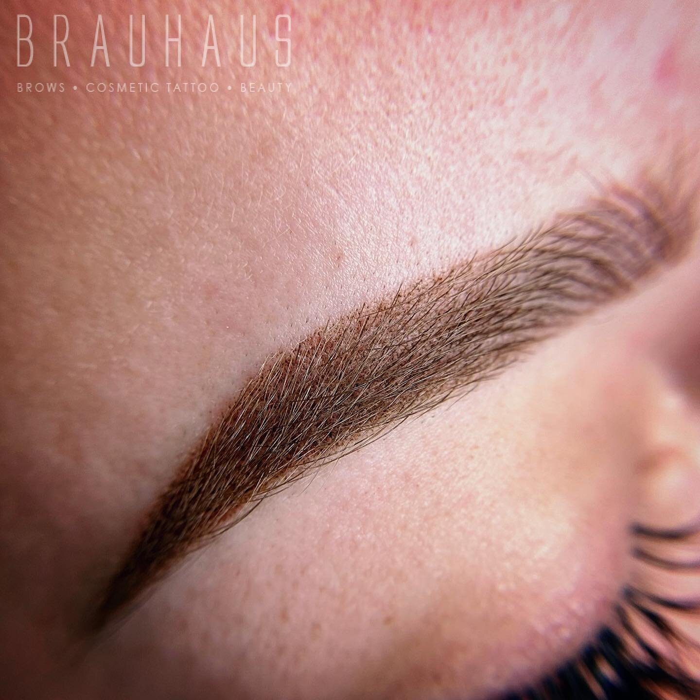 Borderless shading and clean hairstrokes to create a soft and natural combo brow. The best of both worlds! What do you think?

Do you want to learn this technique? New training dates are dropping soon! 

&bull;&bull;&bull;

#brauhausstudio #brauhausm