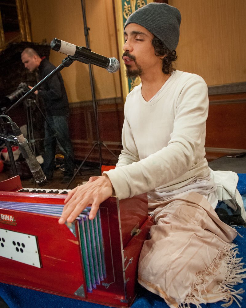 Jules Febre chanting at the Jivamukti Tribe Gathering