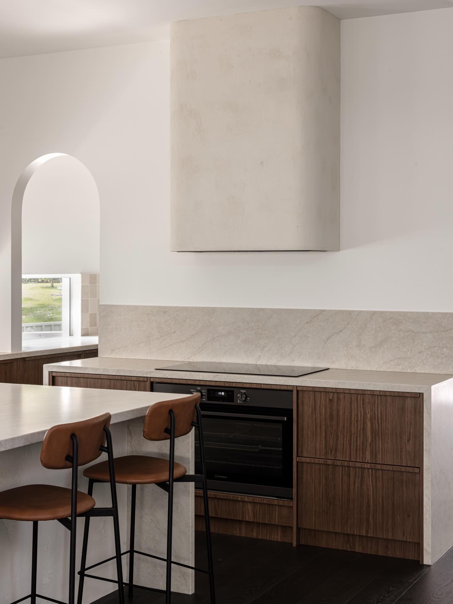 Less about statement, more about balance. A kitchen where texture, tone and form work together to elevate the everyday.

Builder @mackawaybuilding 
Joinery @grasco_kitchens_joinery 
Photography @sophietyler_creative