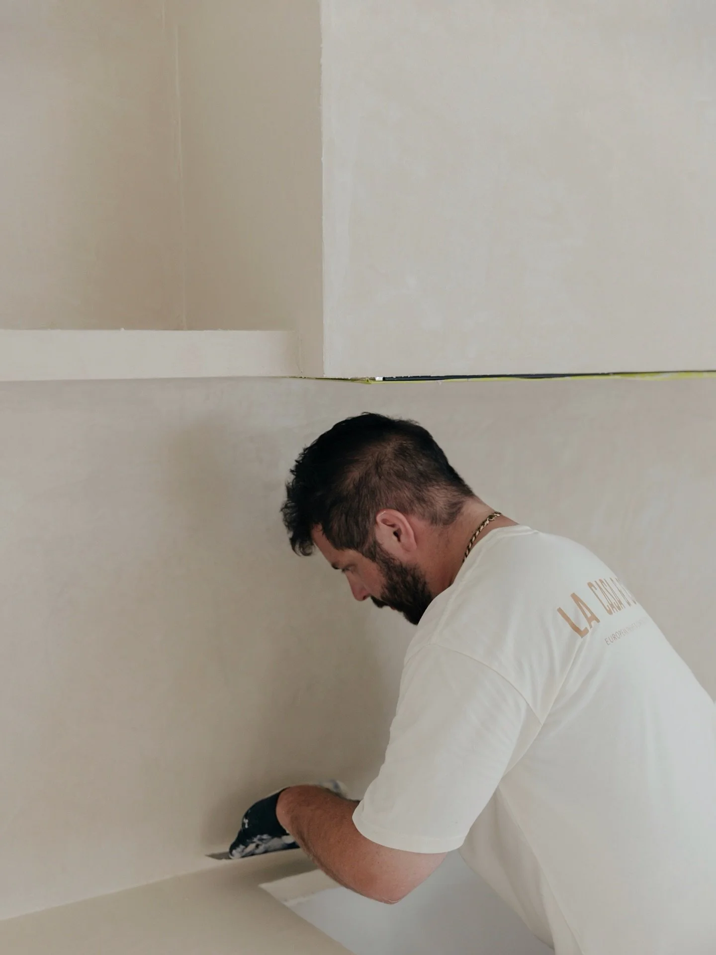 True craftsmanship is in the details. Our Venetian plaster and microcement finishes are hand-applied by specialist artisans, using traditional methods and premium materials that bring depth, texture and quiet luxury to any space.

Discover how our fi